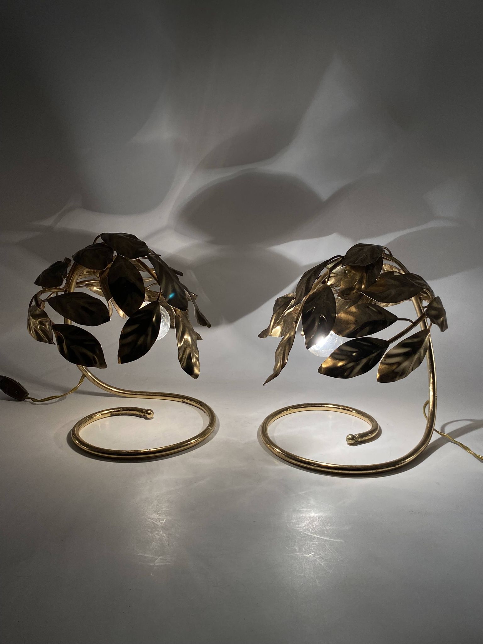 Hollywood regency set of 2 brass leaves table lamps, Bottega Gadda Italy, 1970s