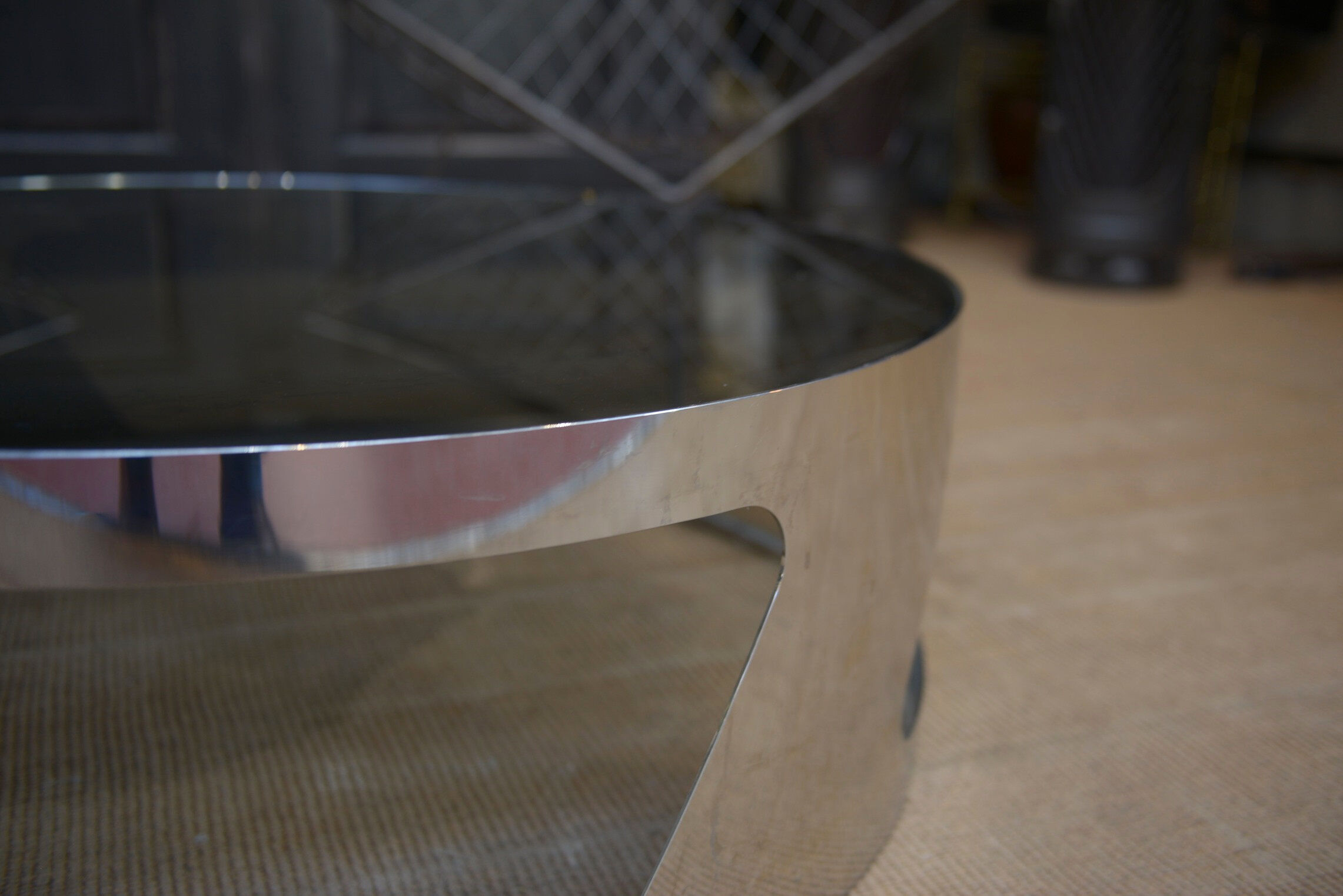 Table basse design en métal chromé et verre fumé 1970
