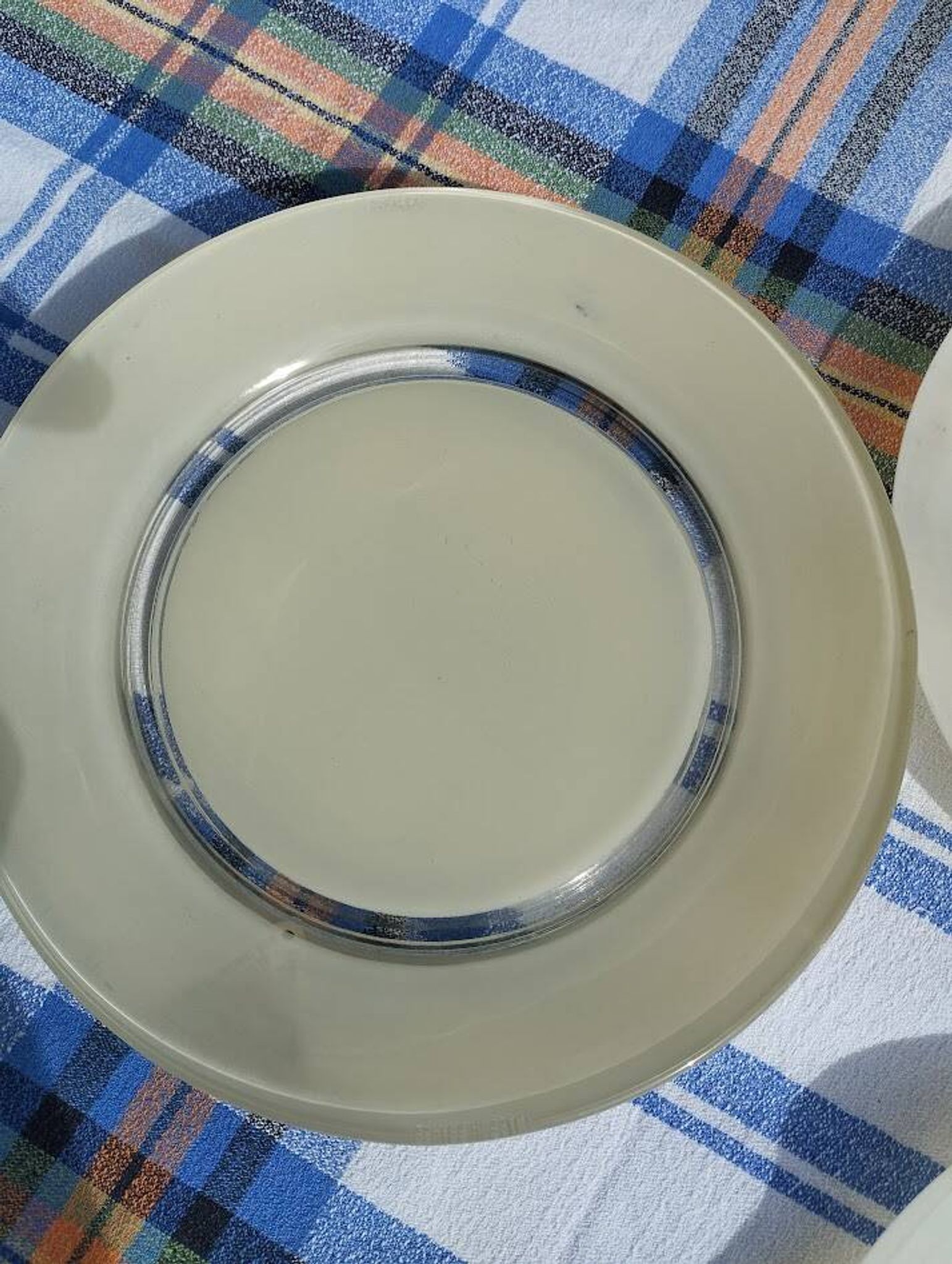 Service d’assiettes Duralex neuf 14 pièces avec étiquettes
