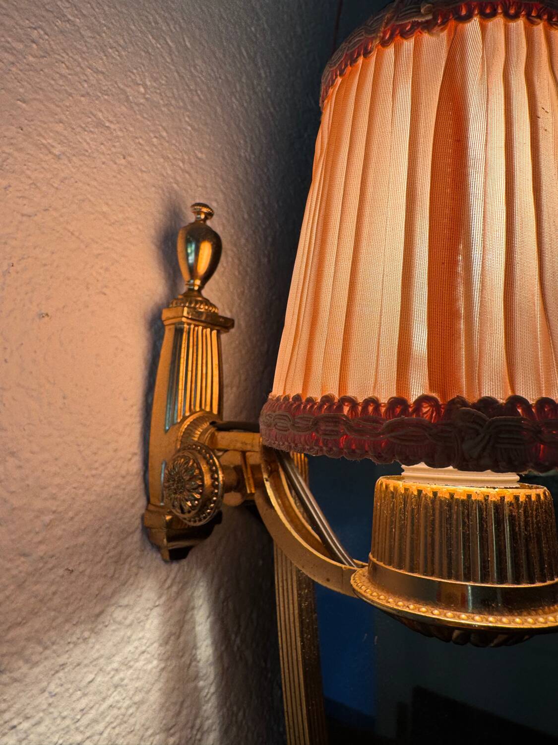 Oval illuminated brass mirror from the 70s