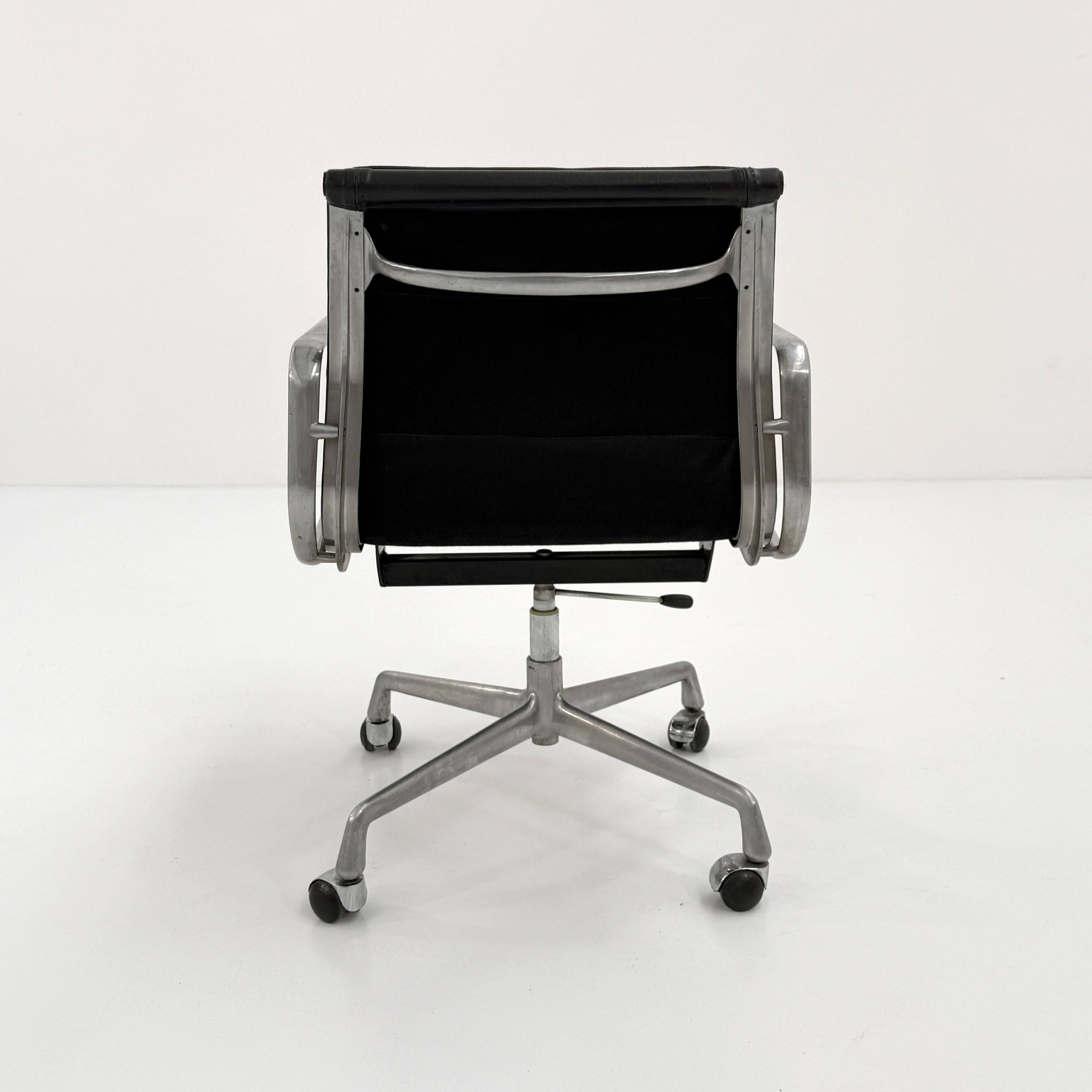 Fauteuil de bureau Soft Pad EA217 par C.& R. Eames pour Herman Miller, 1970