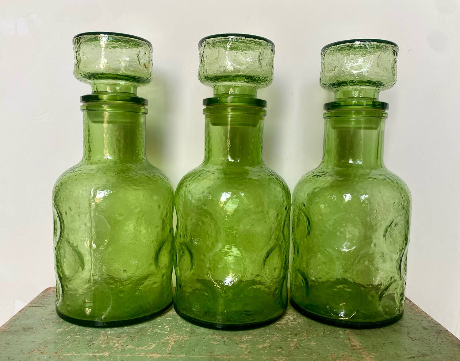 Lot de trois carafes en verre depoli