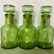 Lot de trois carafes en verre depoli