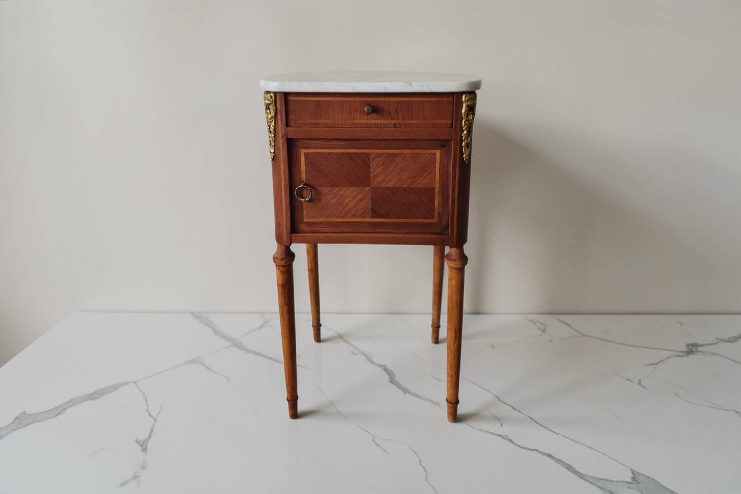Table d’appoint Louis XVI marqueterie - Marbre et décors bronze doré