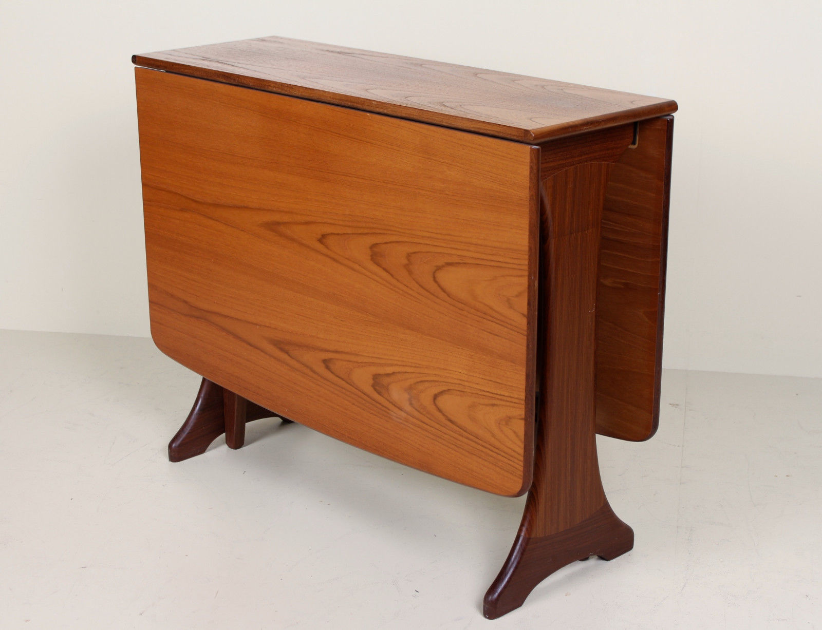 Table of dining room chairs in teak and retro vintage 1970s Nathan