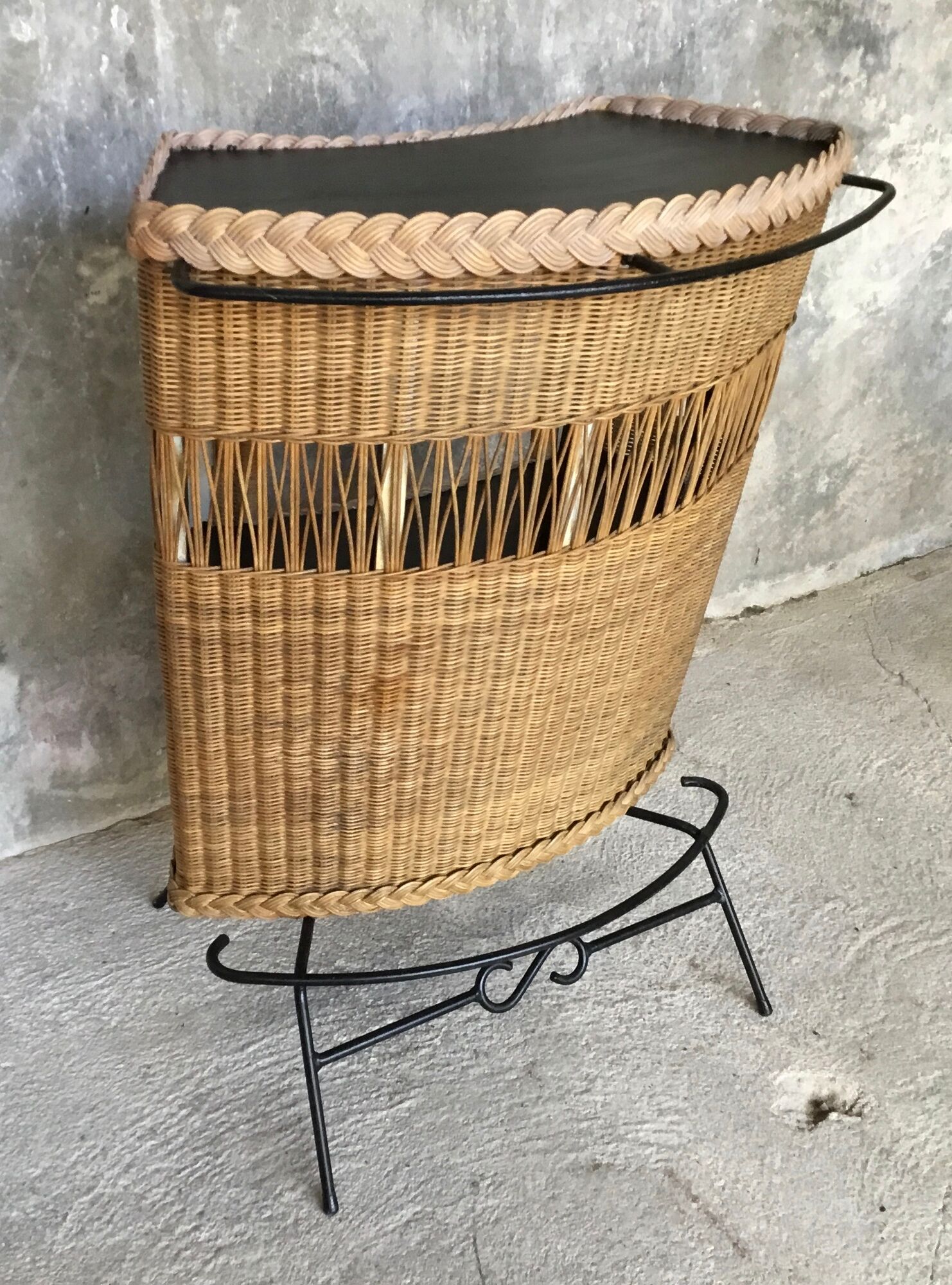 Vintage cocktail bar and its piare of stools - wicker and metal - 1960
