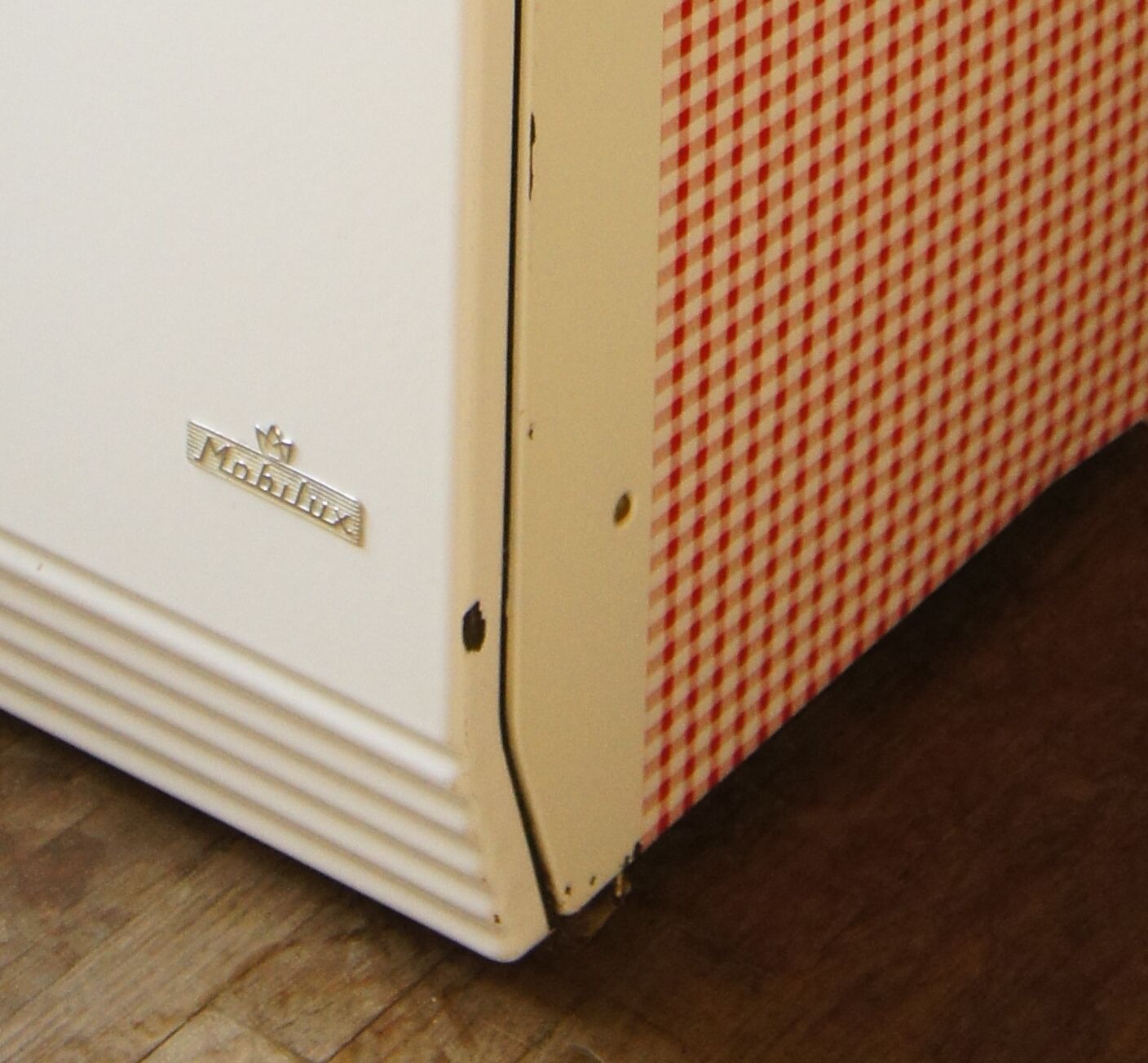 Pantry cabinet in enamelled sheet metal Mobilux around 1950