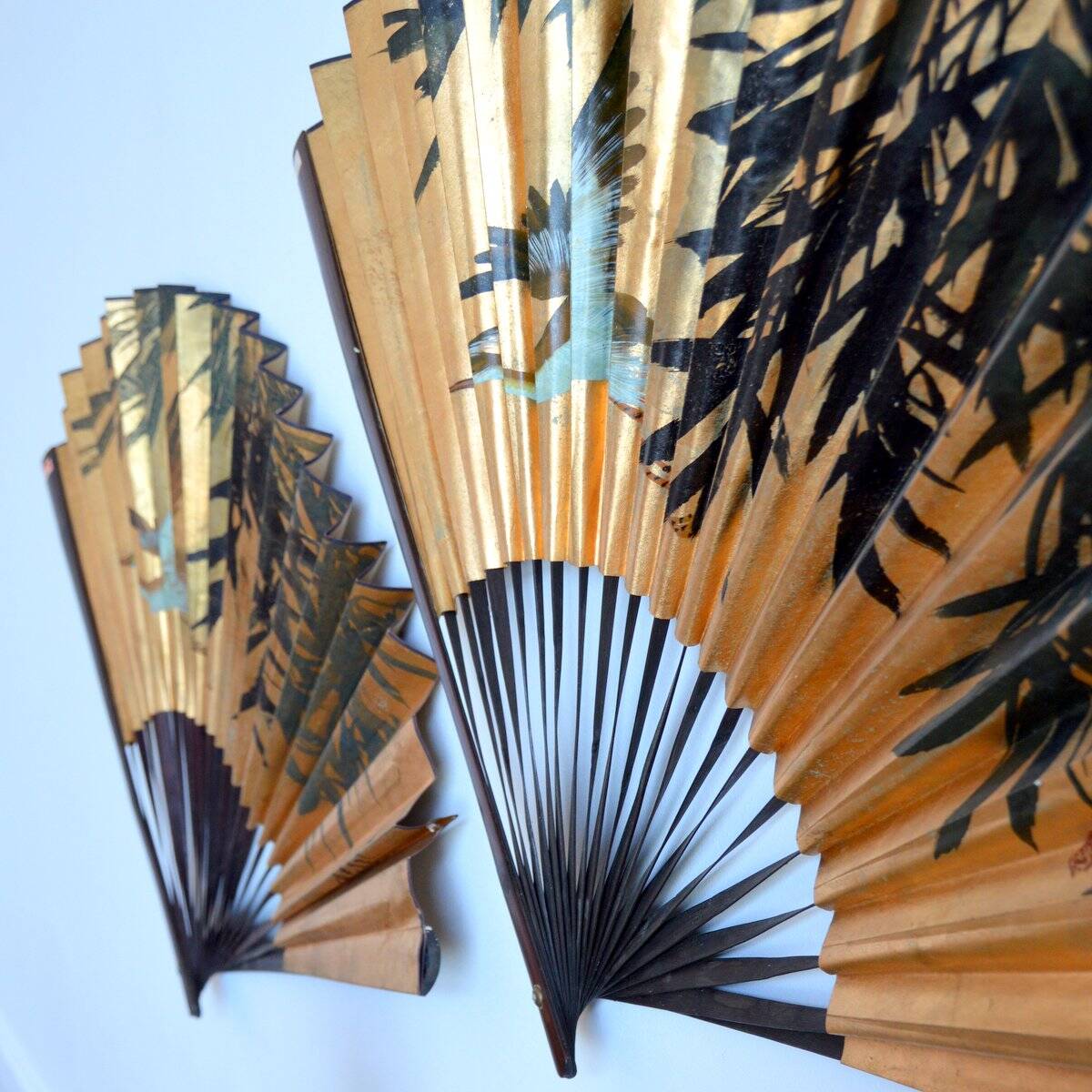 Paire d’éventails chinois dorés, 1960
