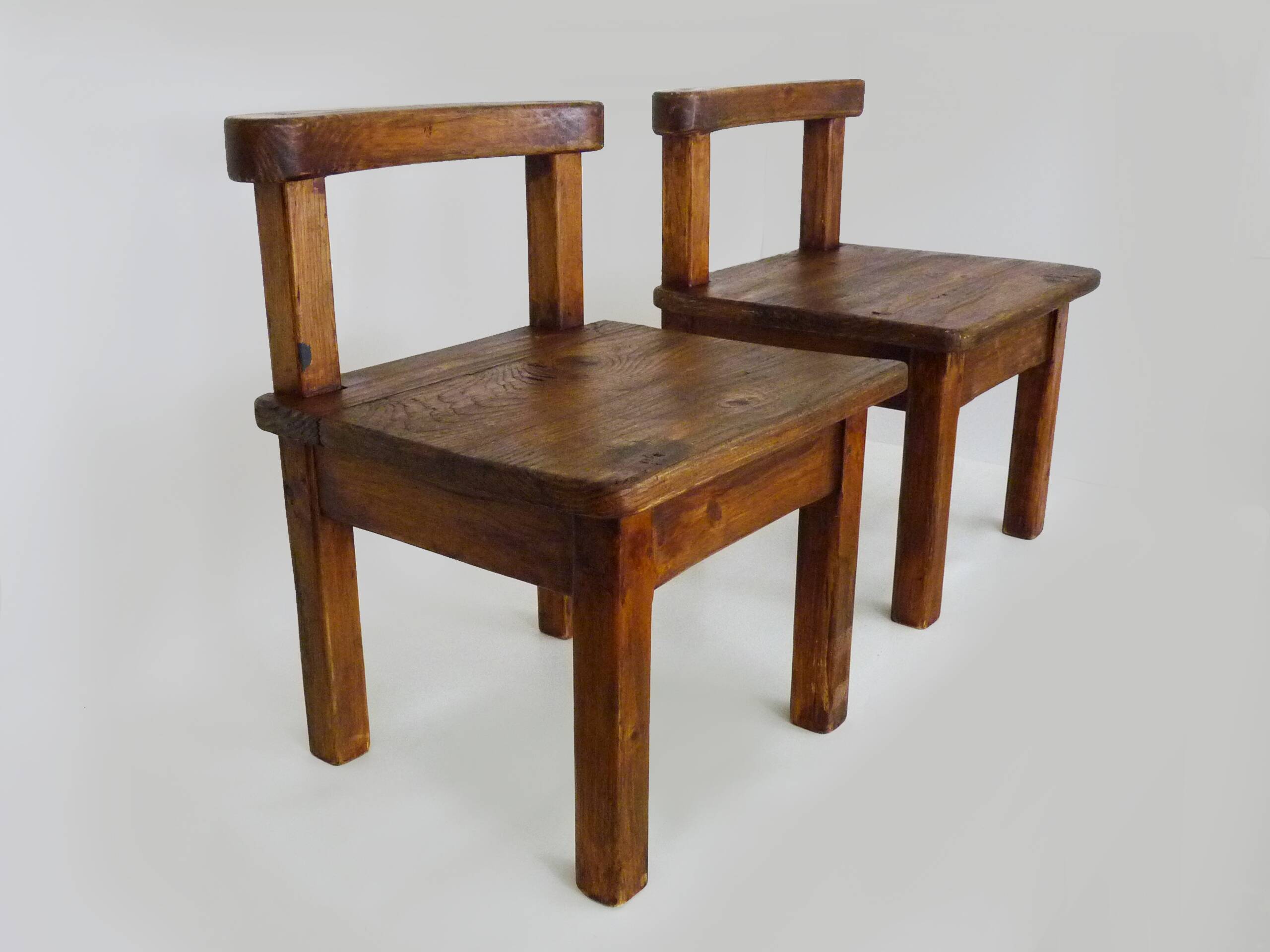 Paire de chaises basses brutaliste en bois massif. Années 60