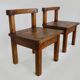 Paire de chaises basses brutaliste en bois massif. Années 60