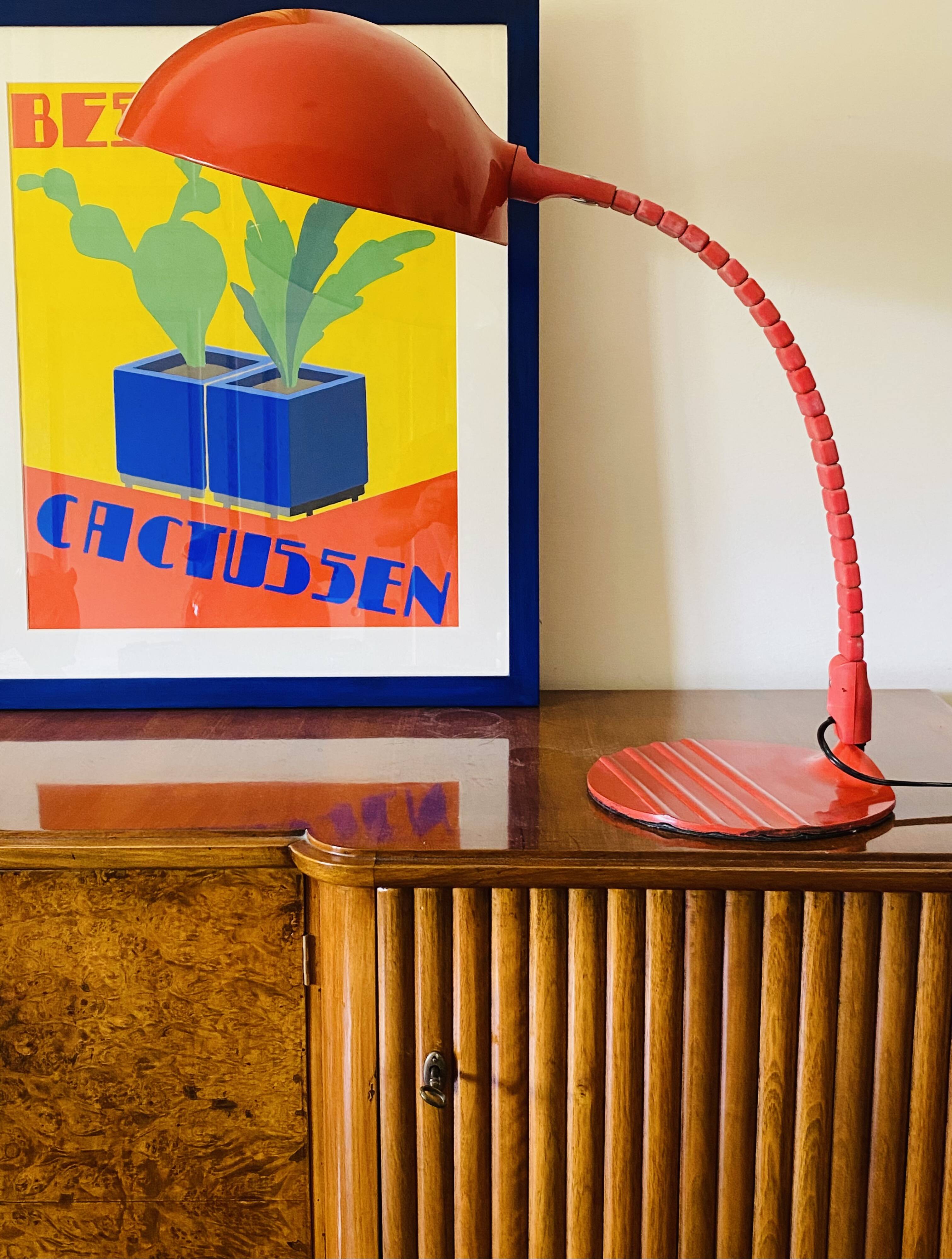 Elio Martinelli, Flex Calotta mod. 660 bright red table / desk lamp, Martinelli Luce Italy, 1972