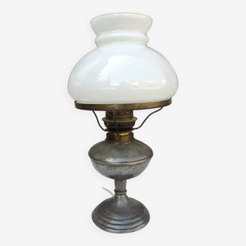 Lampe classique en étain et opaline, Les Étains de la Tour