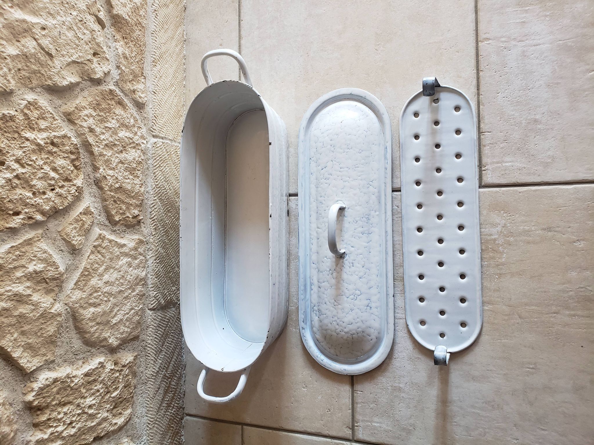 Saumonière émaillée luc & cie complète avec couvercle et égouttoir.