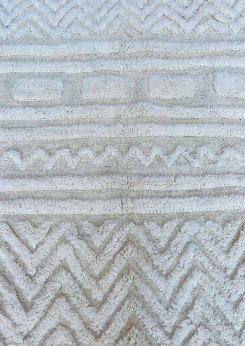 Authentic white Moroccan wool rug size 2/3 m