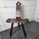 Chaise tripode espagnole vintage en bois sculpté