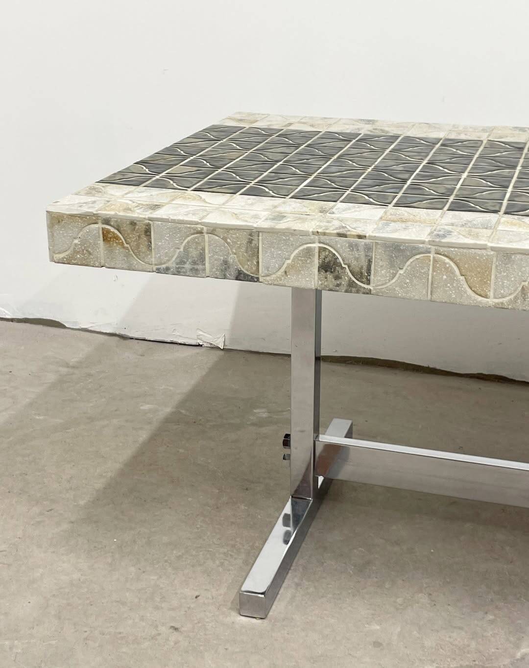 Vintage coffee table in chromed metal and ceramic