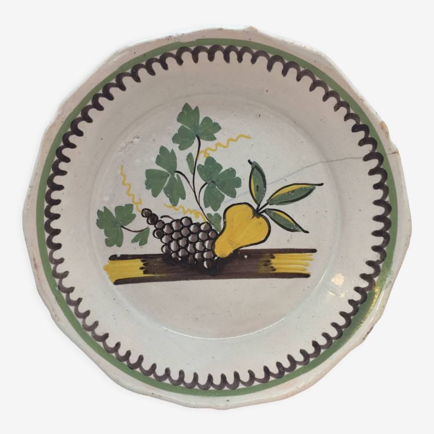 Assiette faïence,18ème siècle poire et raisin décor manganèse | Selency