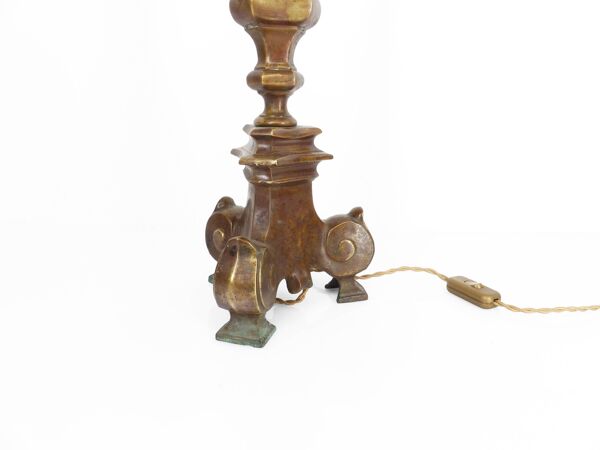 Lampe en bronze massif, base tripode à volutes, style néo-gothique, fin XIX