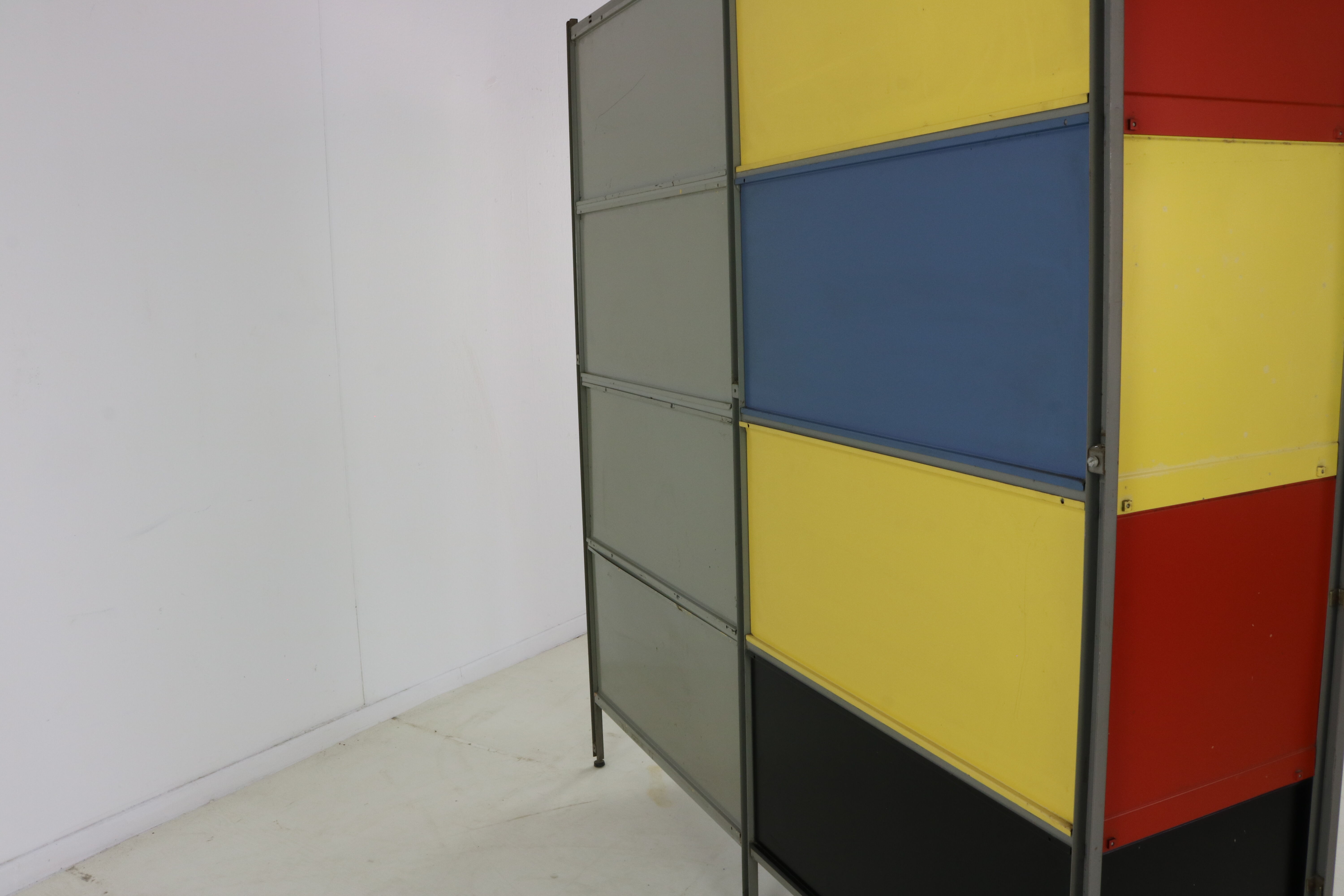 Rangement mural coloré des années 50 par Wim Rietveld pour Gispen