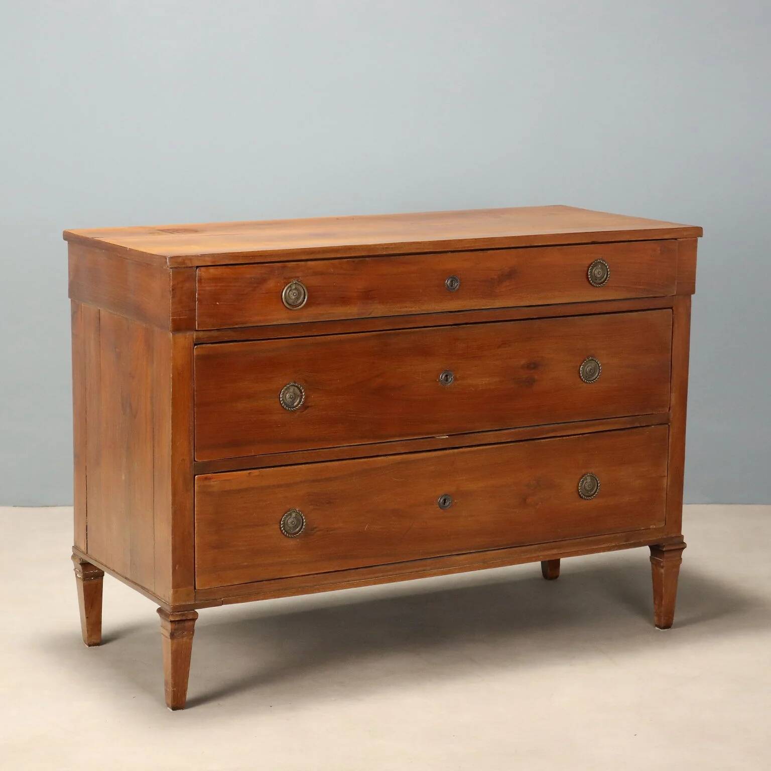 Directoire commode in walnut - Italy early 19th century
