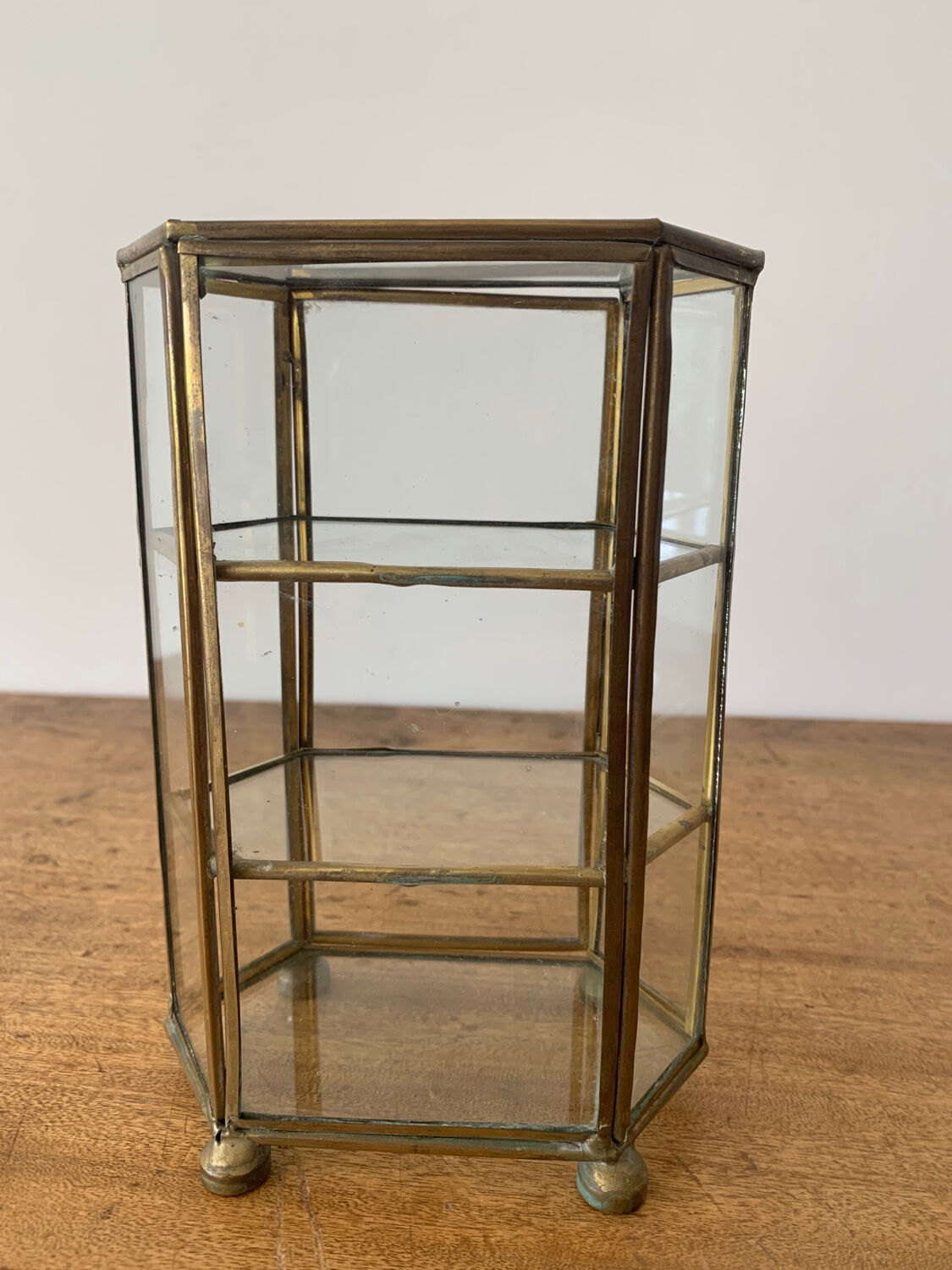 Petite vitrine vintage en verre et laiton
