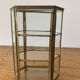 Petite vitrine vintage en verre et laiton