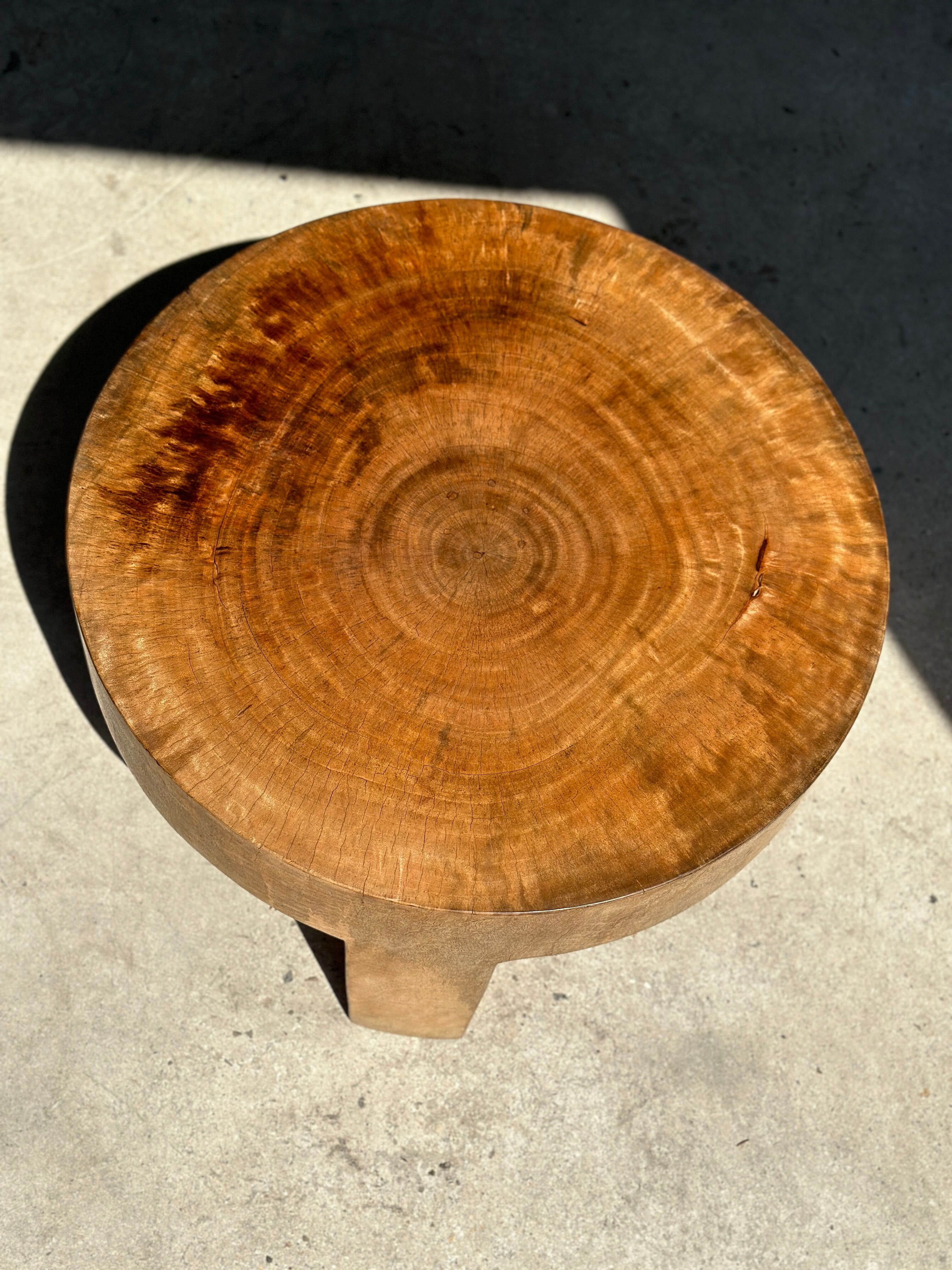 Quadripod coffee table in solid wood monoxyl natural color (dark)