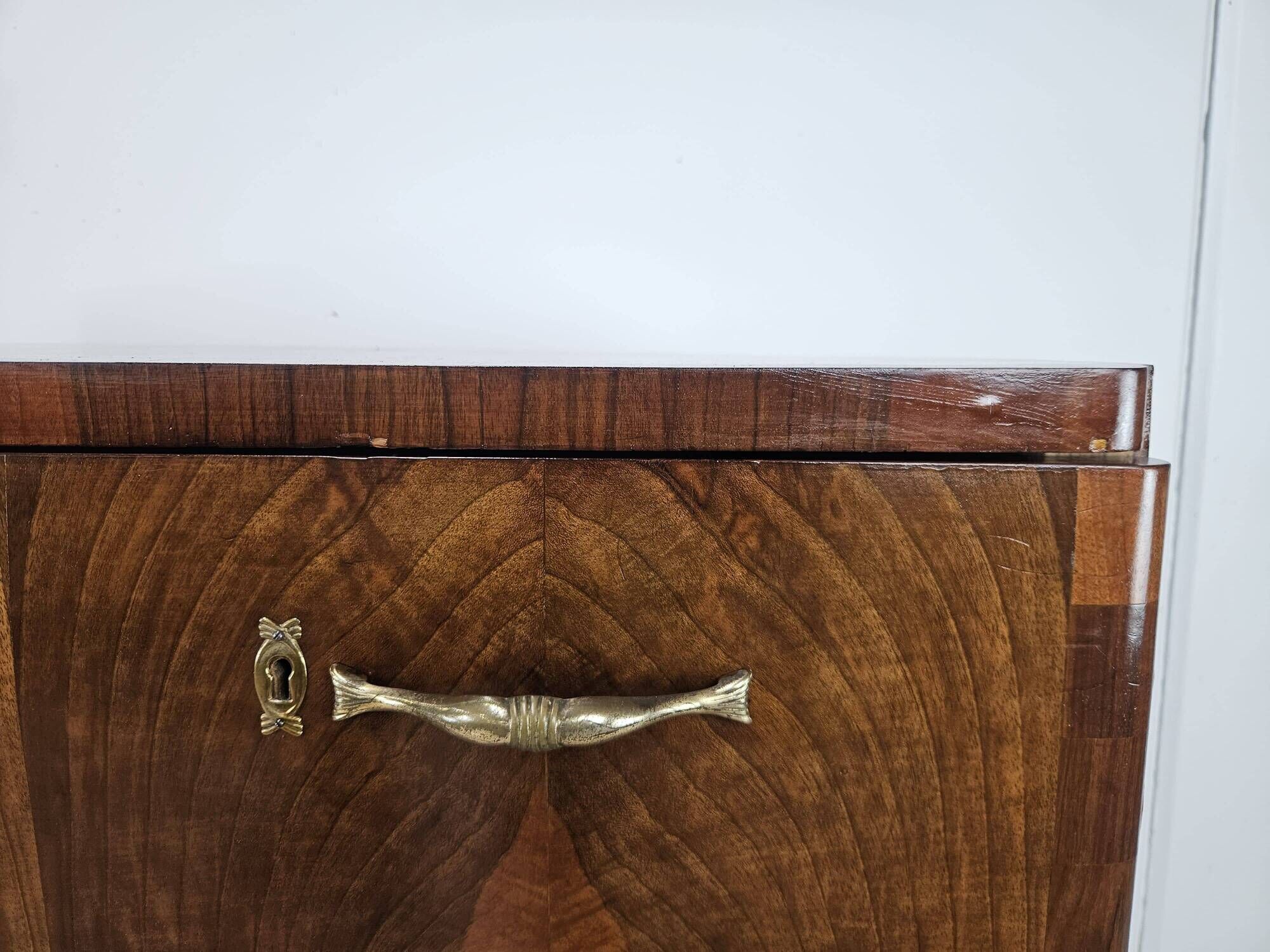 Commode en noyer Art Déco des années 1940 – 5 tiroirs
