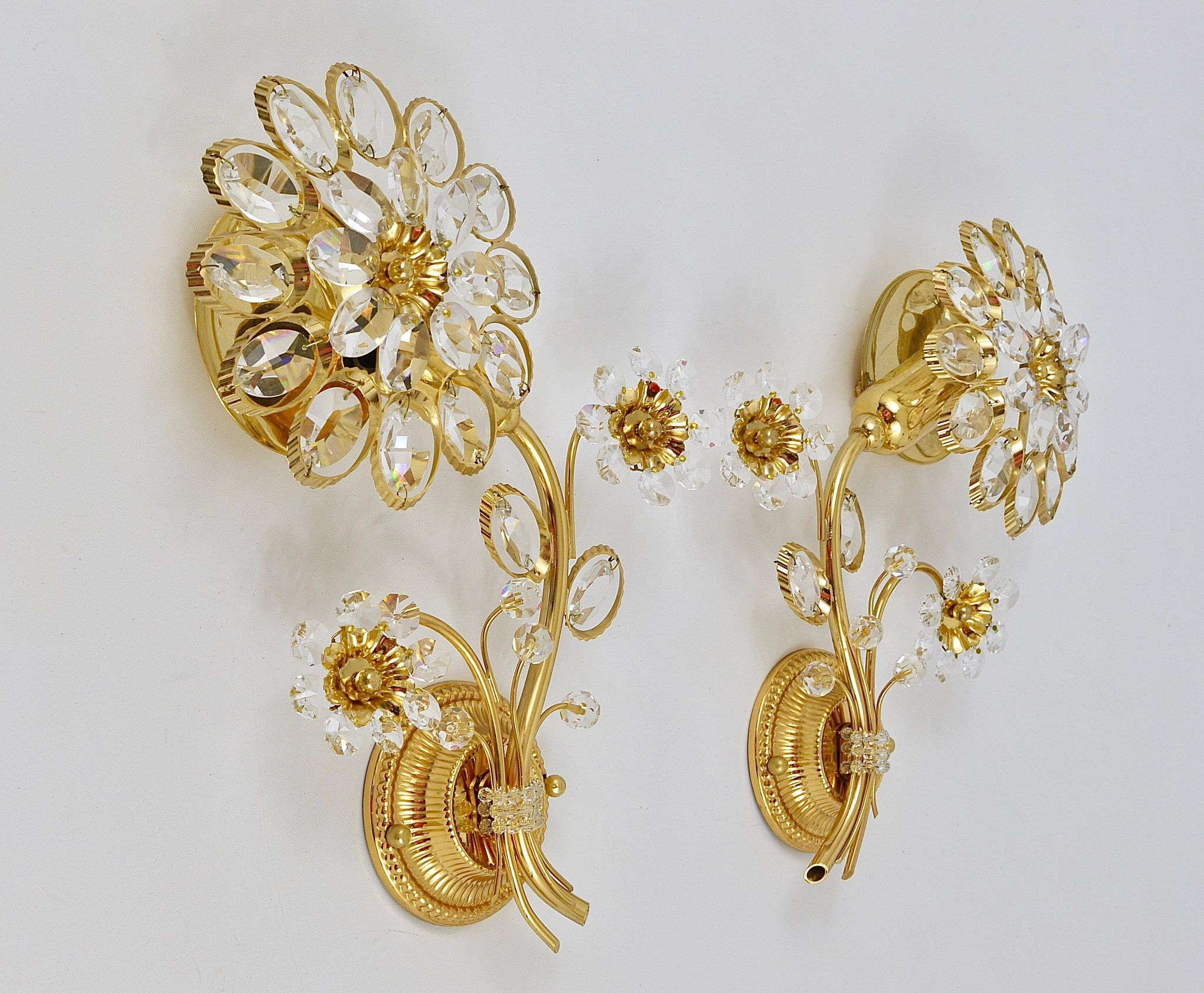 Pair of wall sconces flower in crystal with gilded brass by Ernst Palme, Palwa Germany, 1970s.