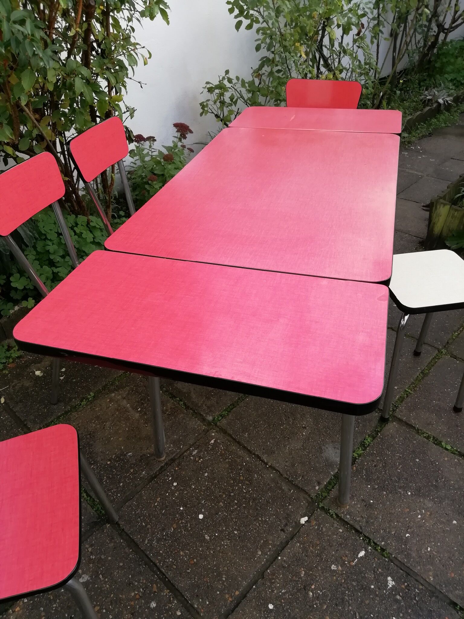 Table and chairs/stabonet in 60s formica