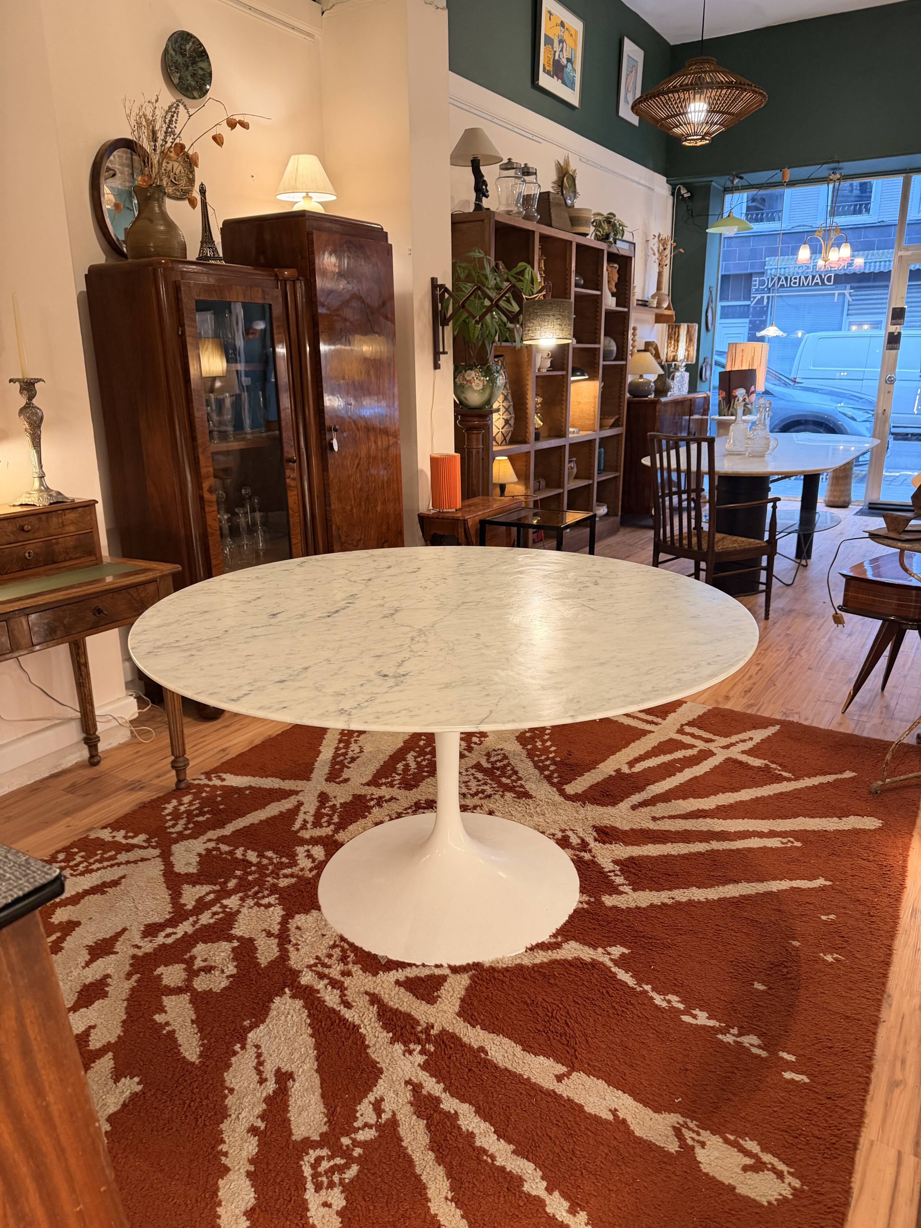 Grande table tulipe années 60, plateau en marbre de Carrare