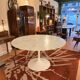Grande table tulipe années 60, plateau en marbre de Carrare
