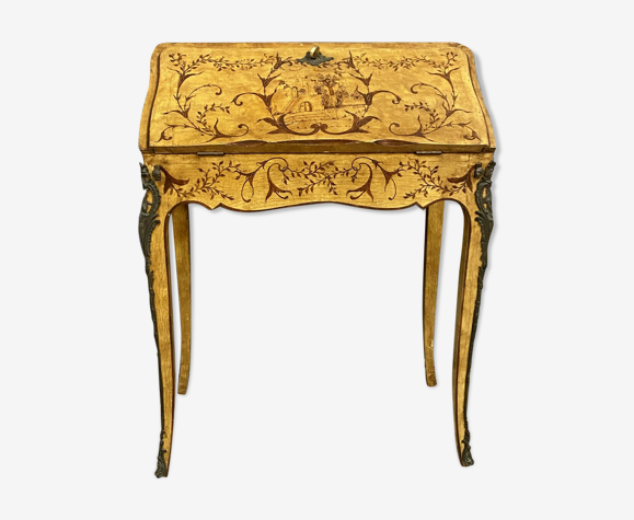 Bureau scriban Louis XV galbé en bois peint de scènes dans un paysage végétal