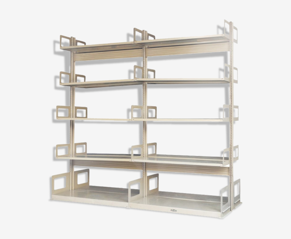 Strafor shelf