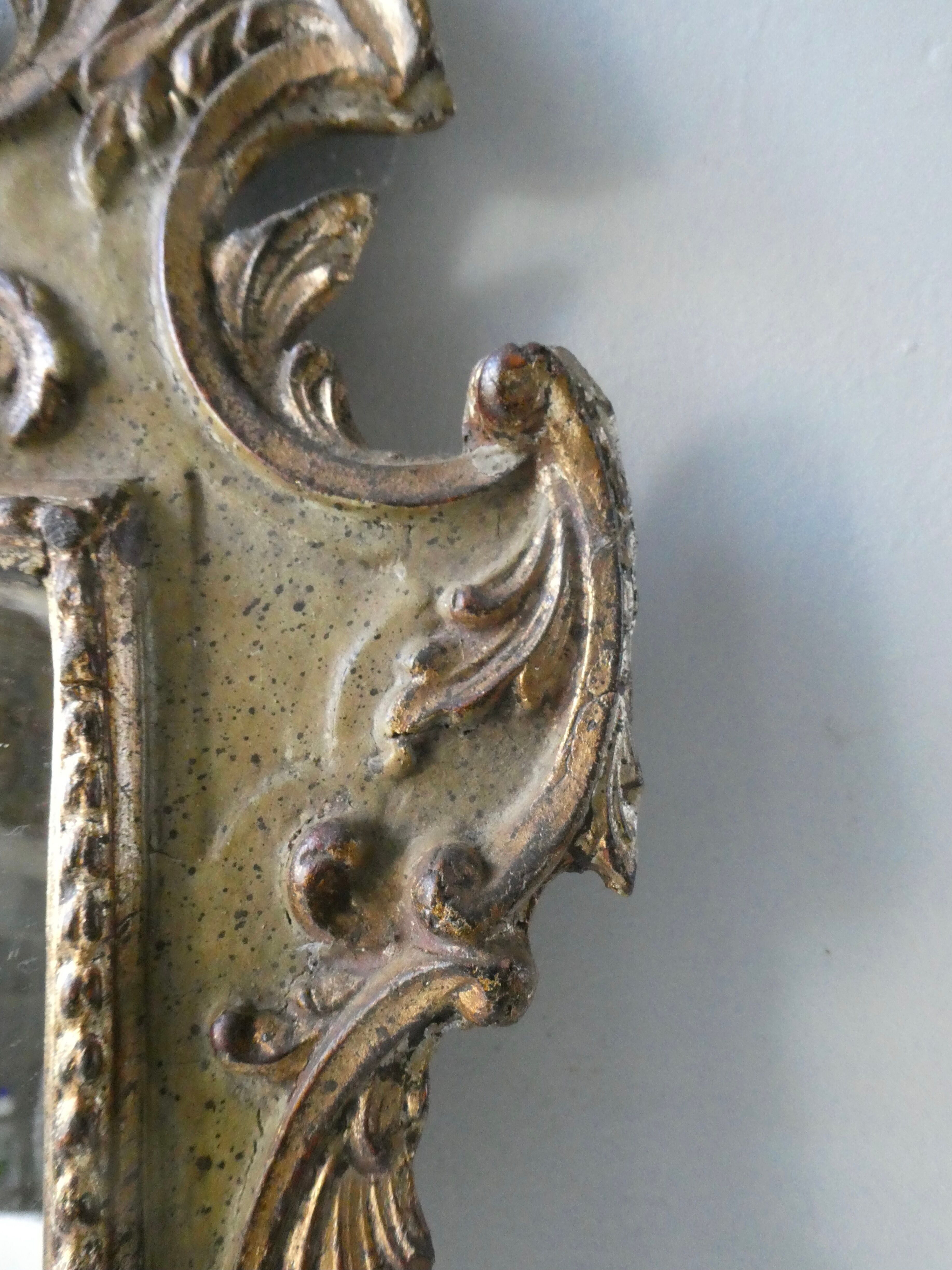 Mirror with cherub head in gilded wood, Venetian baroque style