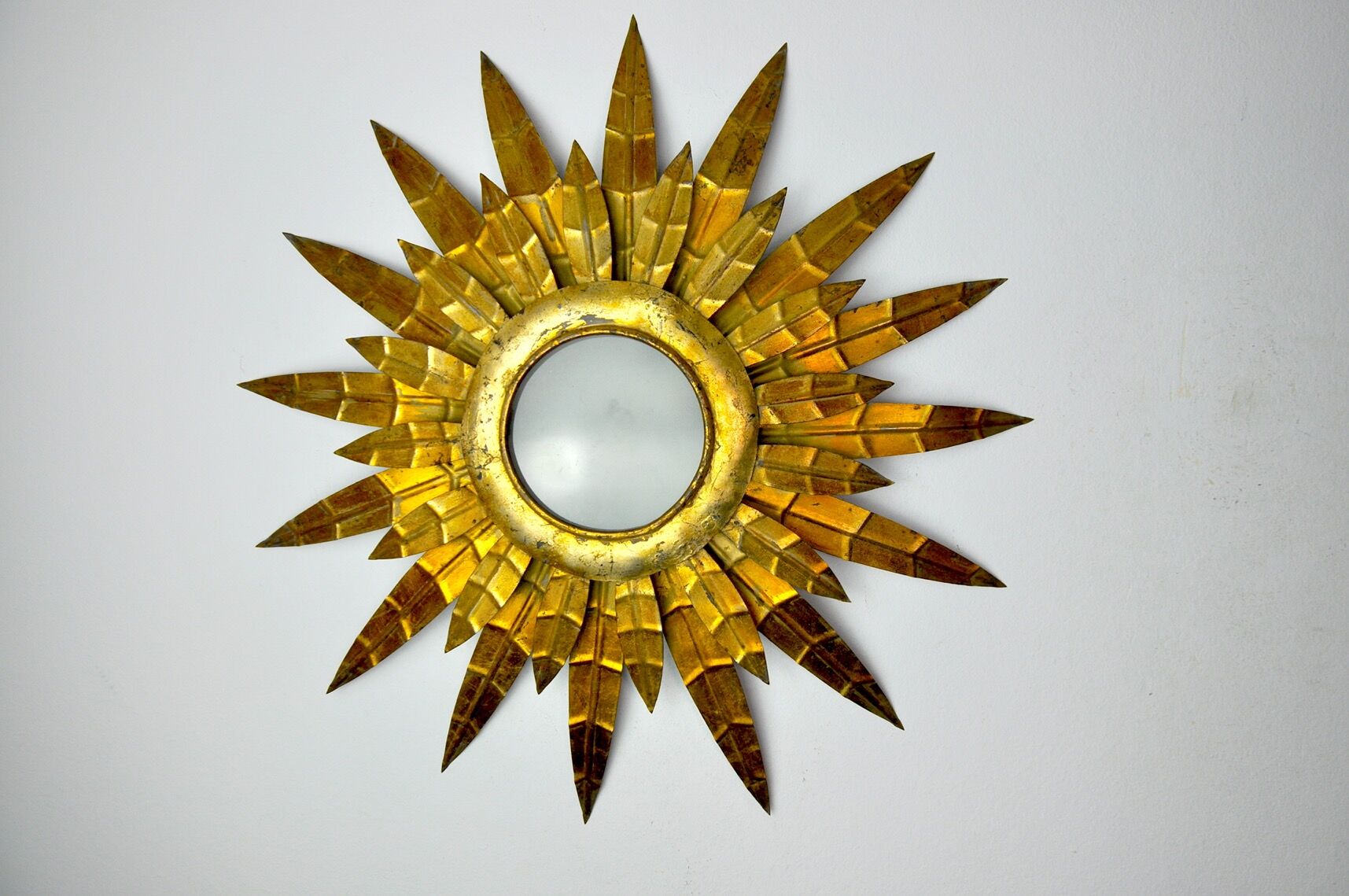 Applique florale soleil brutaliste, métal doré, Italie, 1970