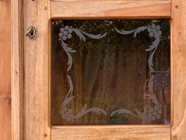 Armoire parisienne en bois brut et vitres gravées 1920