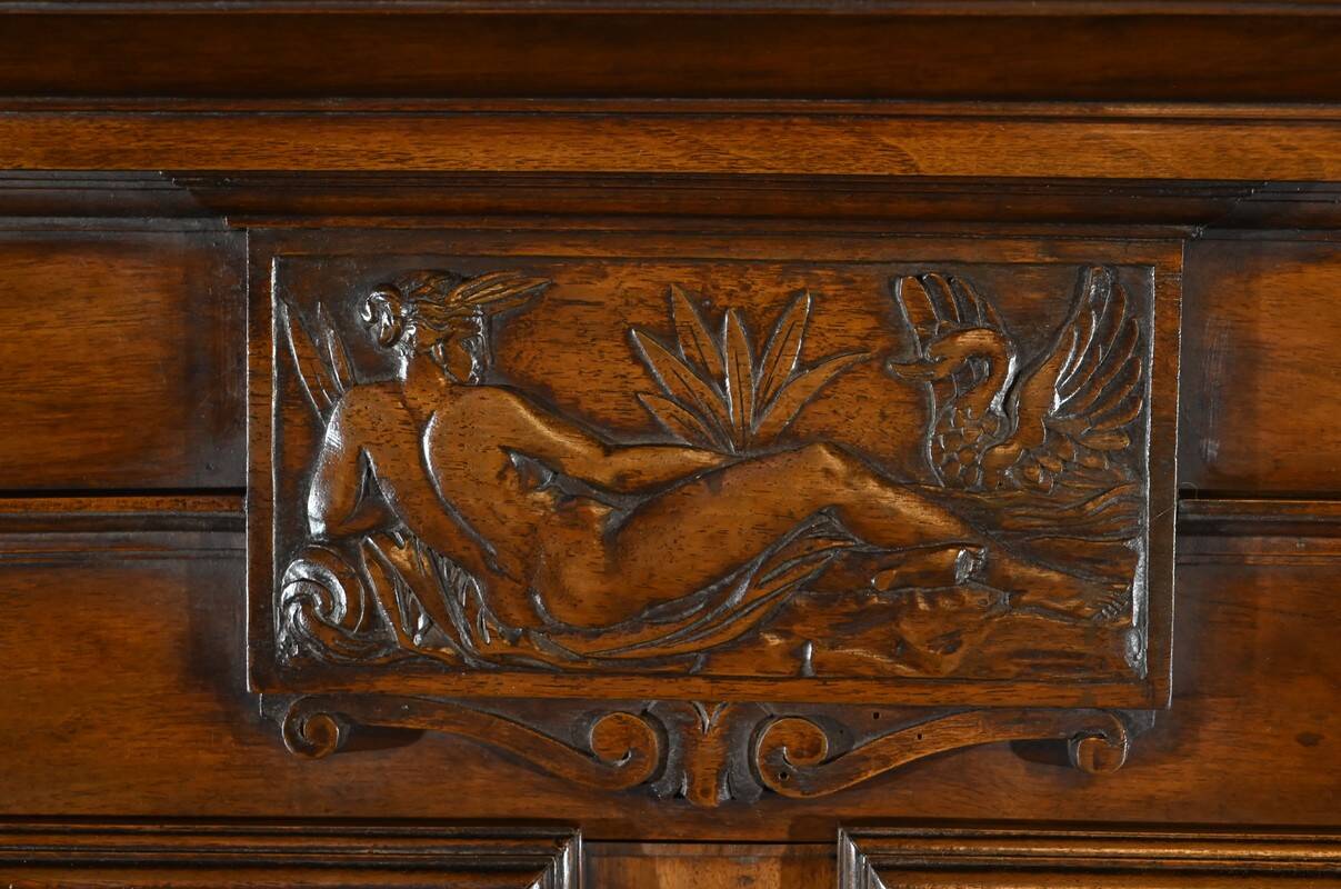 Petit Buffet Deux Corps en Noyer Massif, style Renaissance – Milieu XIXe