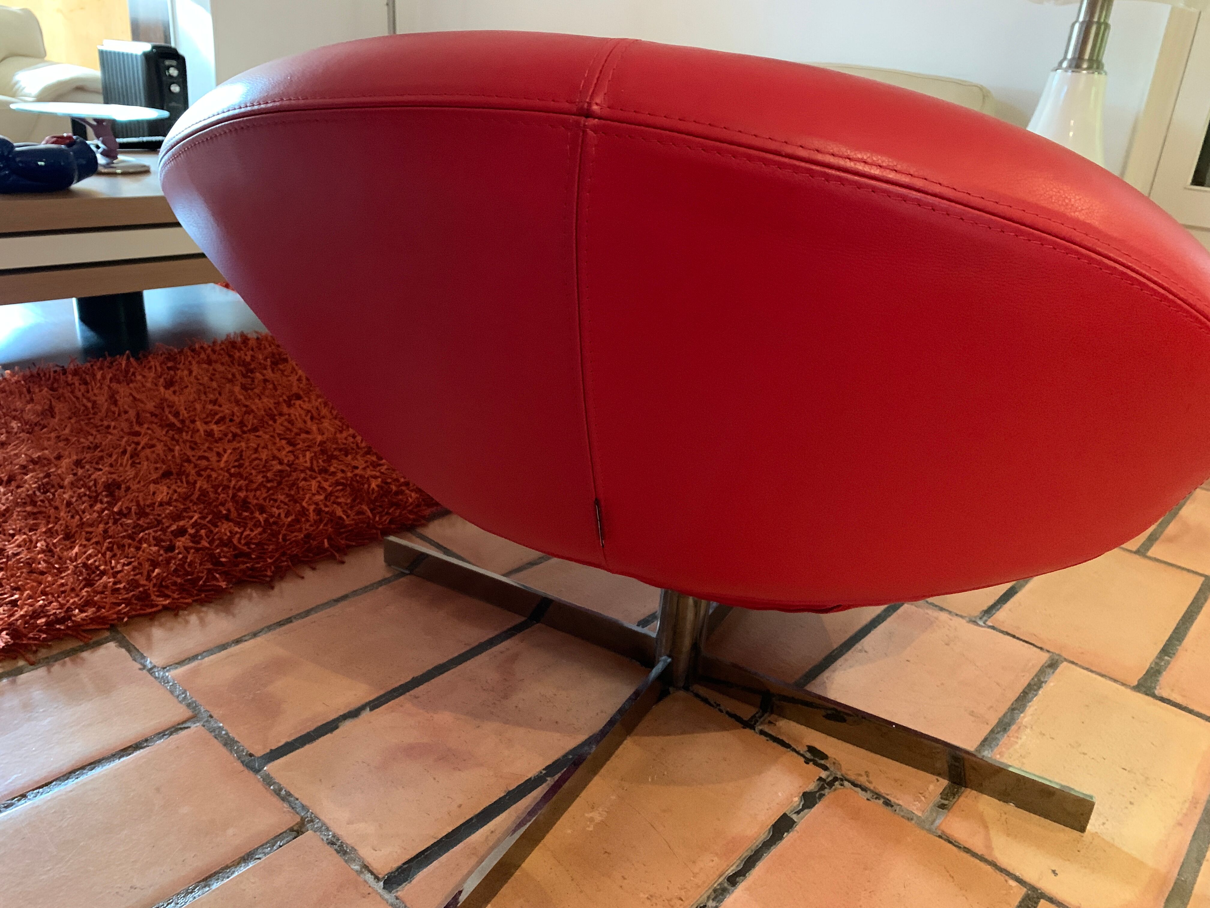 Fauteuil Roche Bobois en cuir rouge
