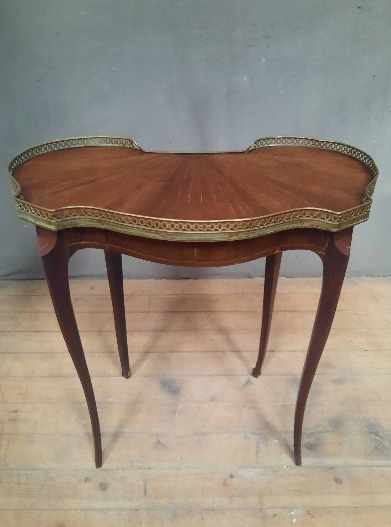 Table rognon en plaquage style Louis XV