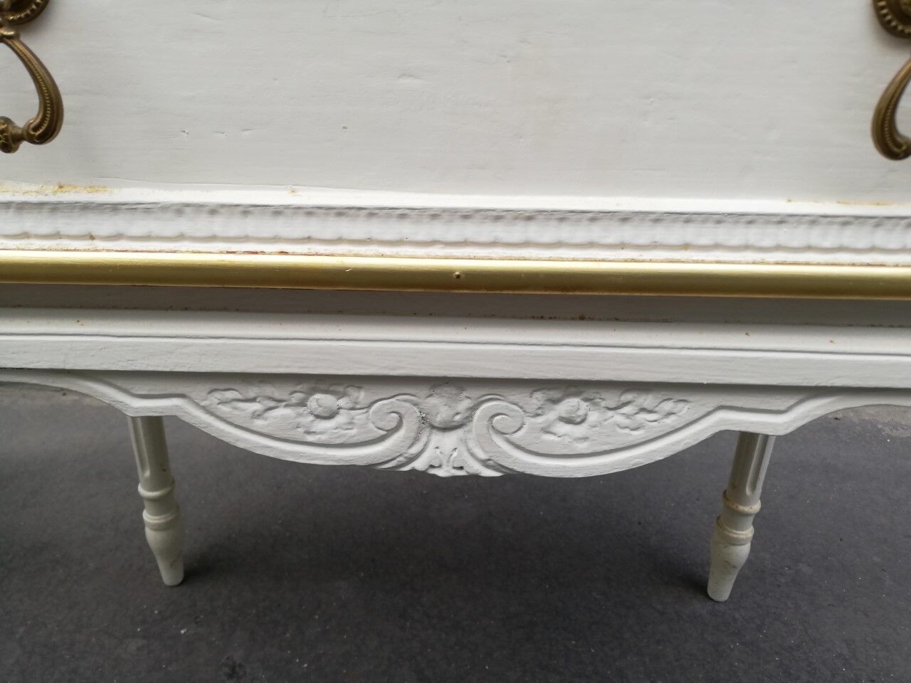 Neoclassical vertical dresser