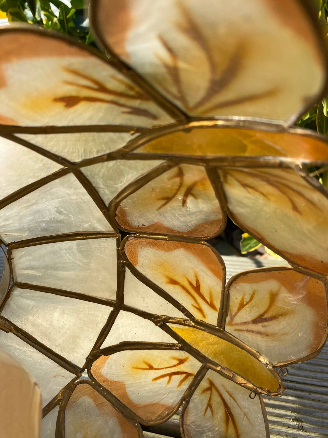 Suspension nacre et laiton papillons