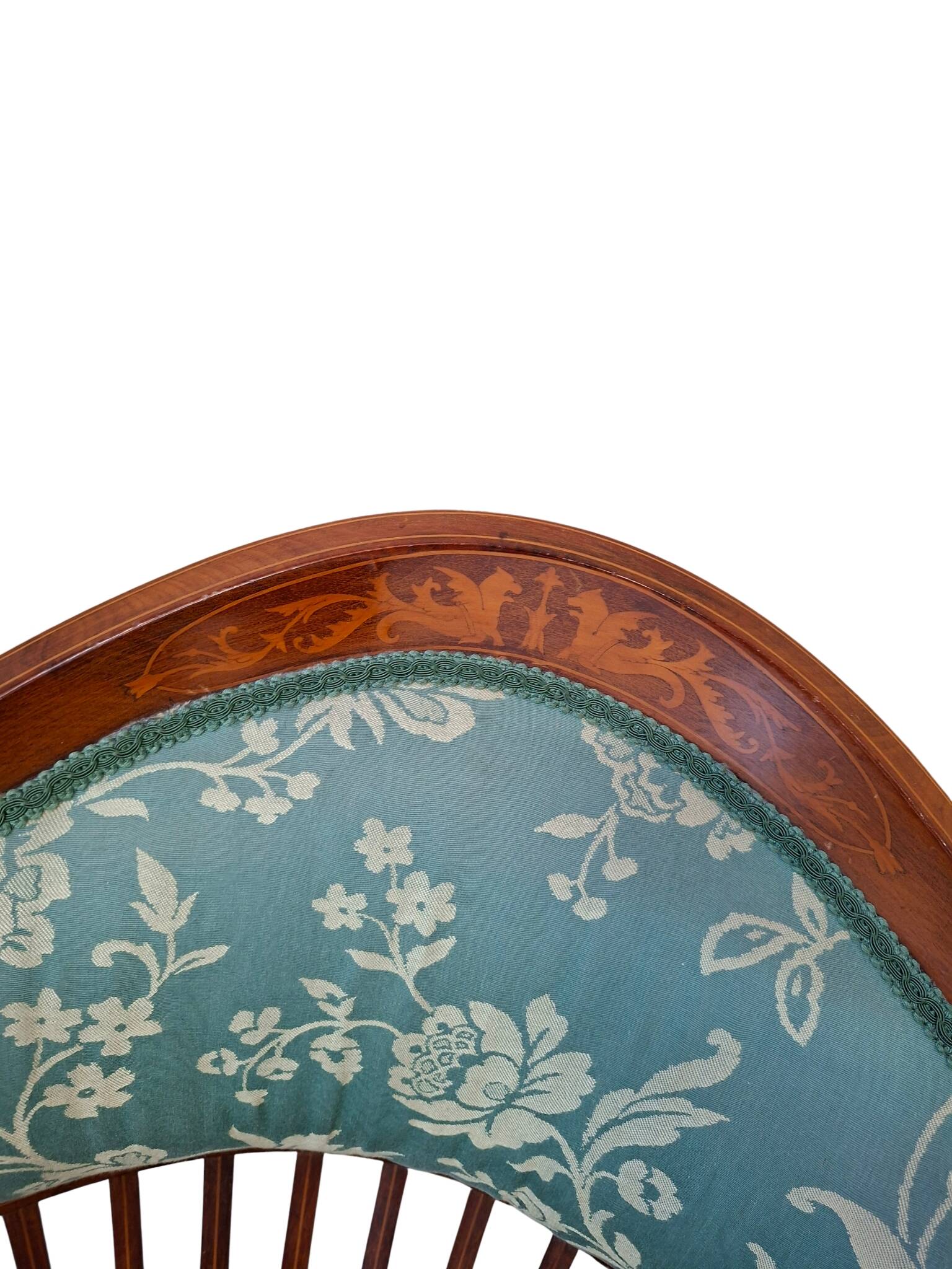 Elegante Poltrona da Camera in Ciliegio Intarsiato