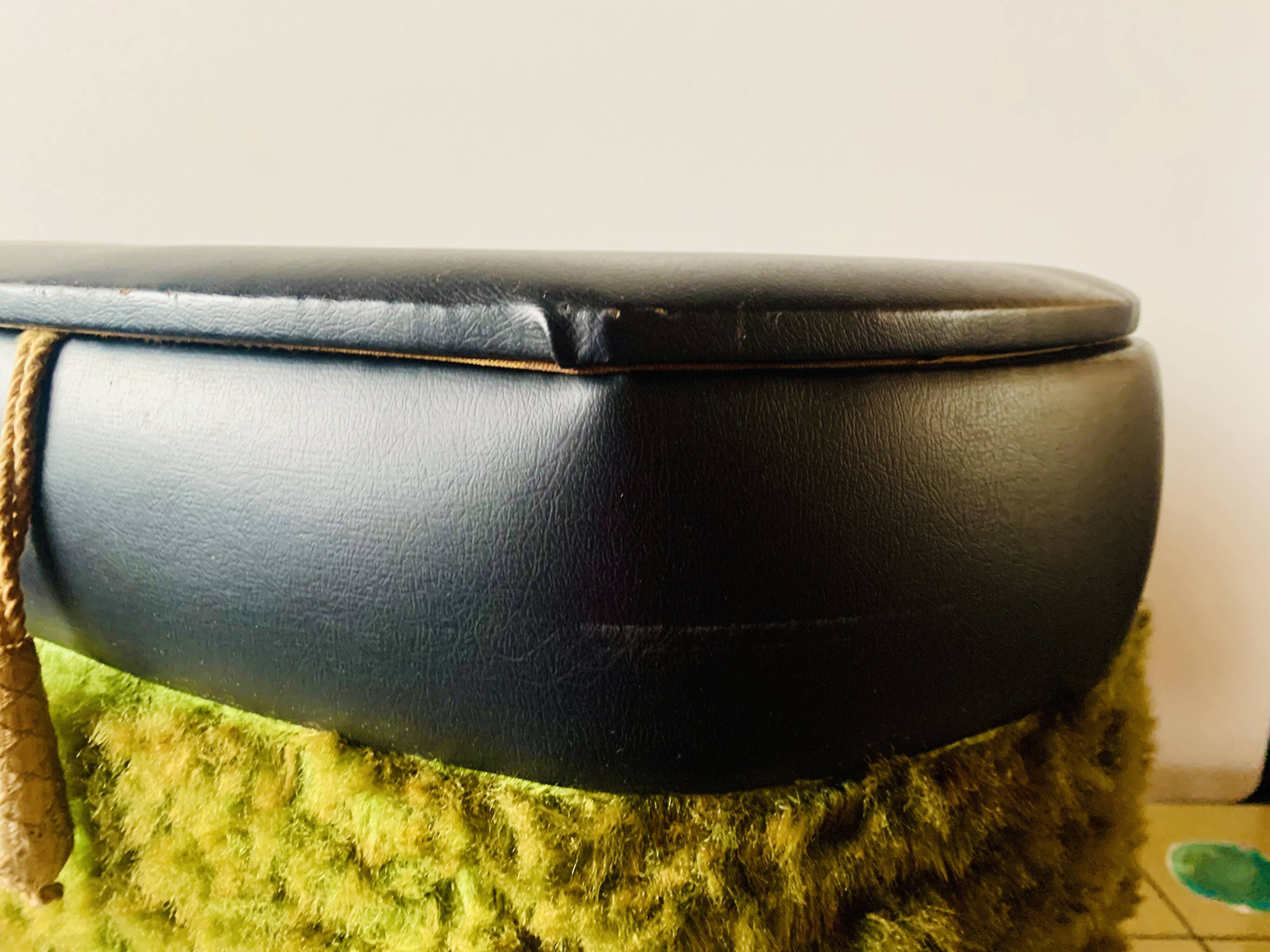 Vintage moumoute chest pouf