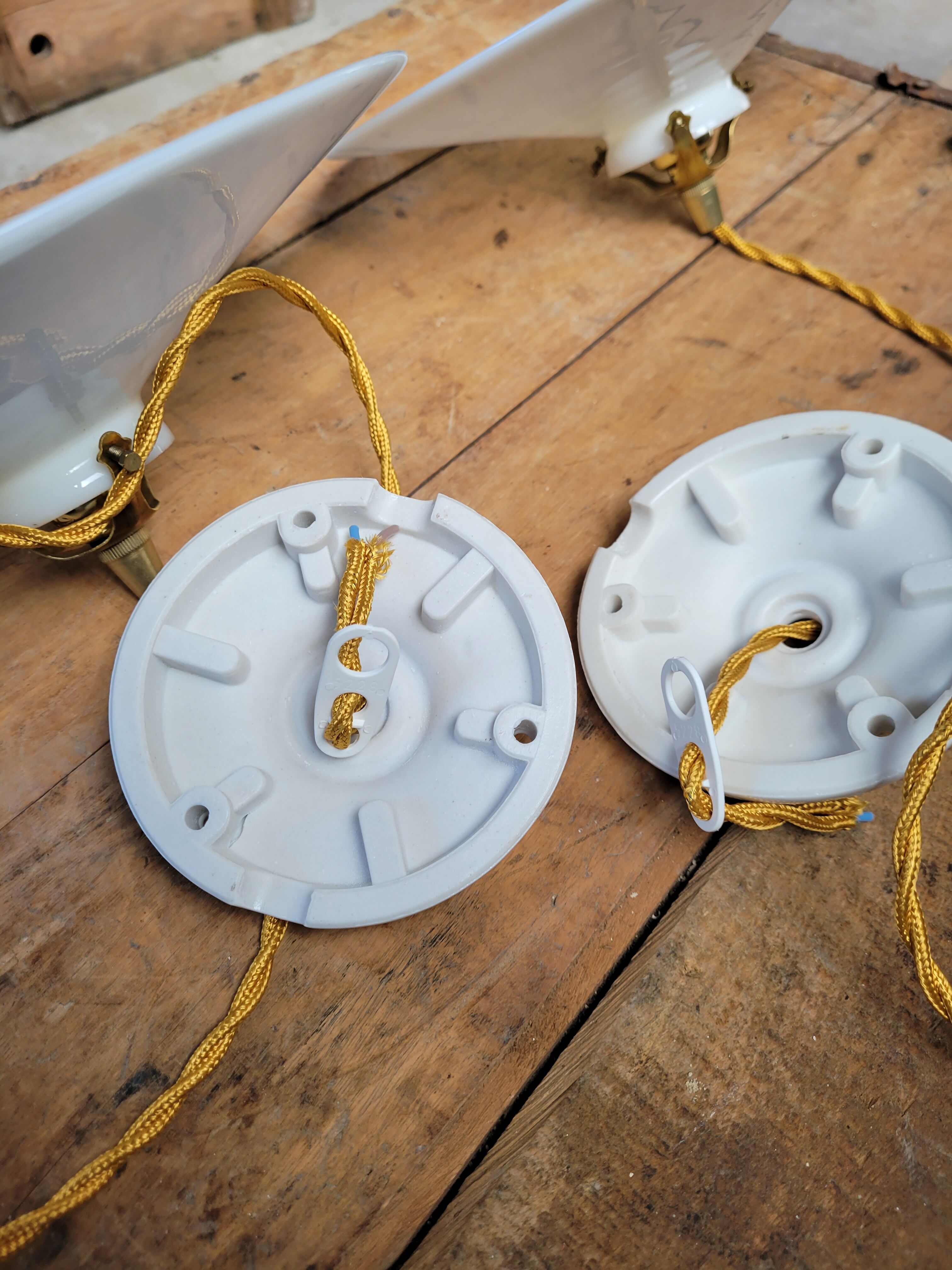 Duo of suspensions in white opaline