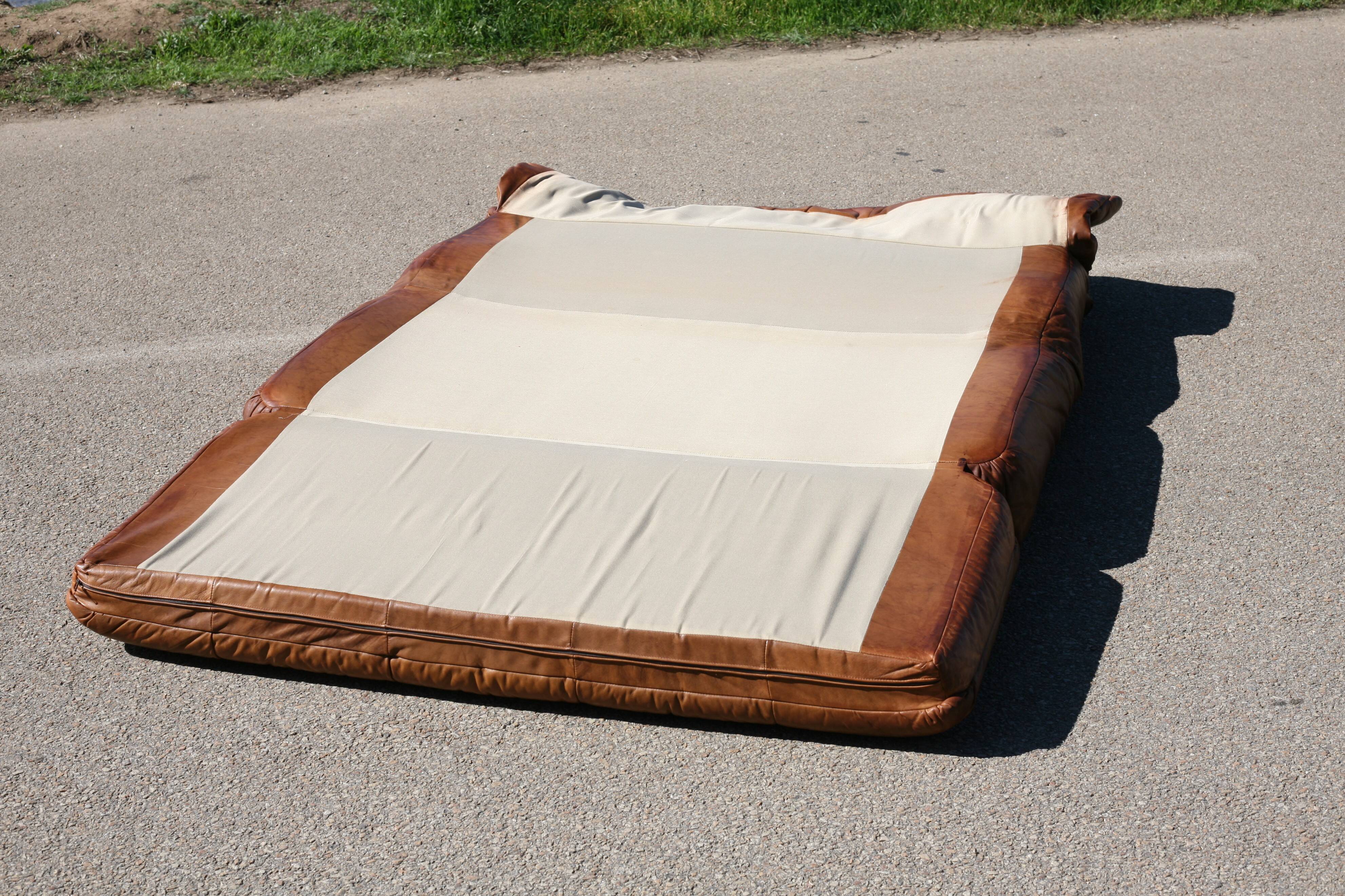 Canapé cuir vintage années 70 convertible
