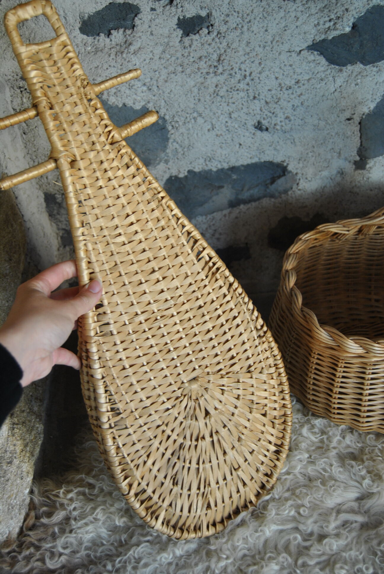 Empty wicker pocket to hang 70s