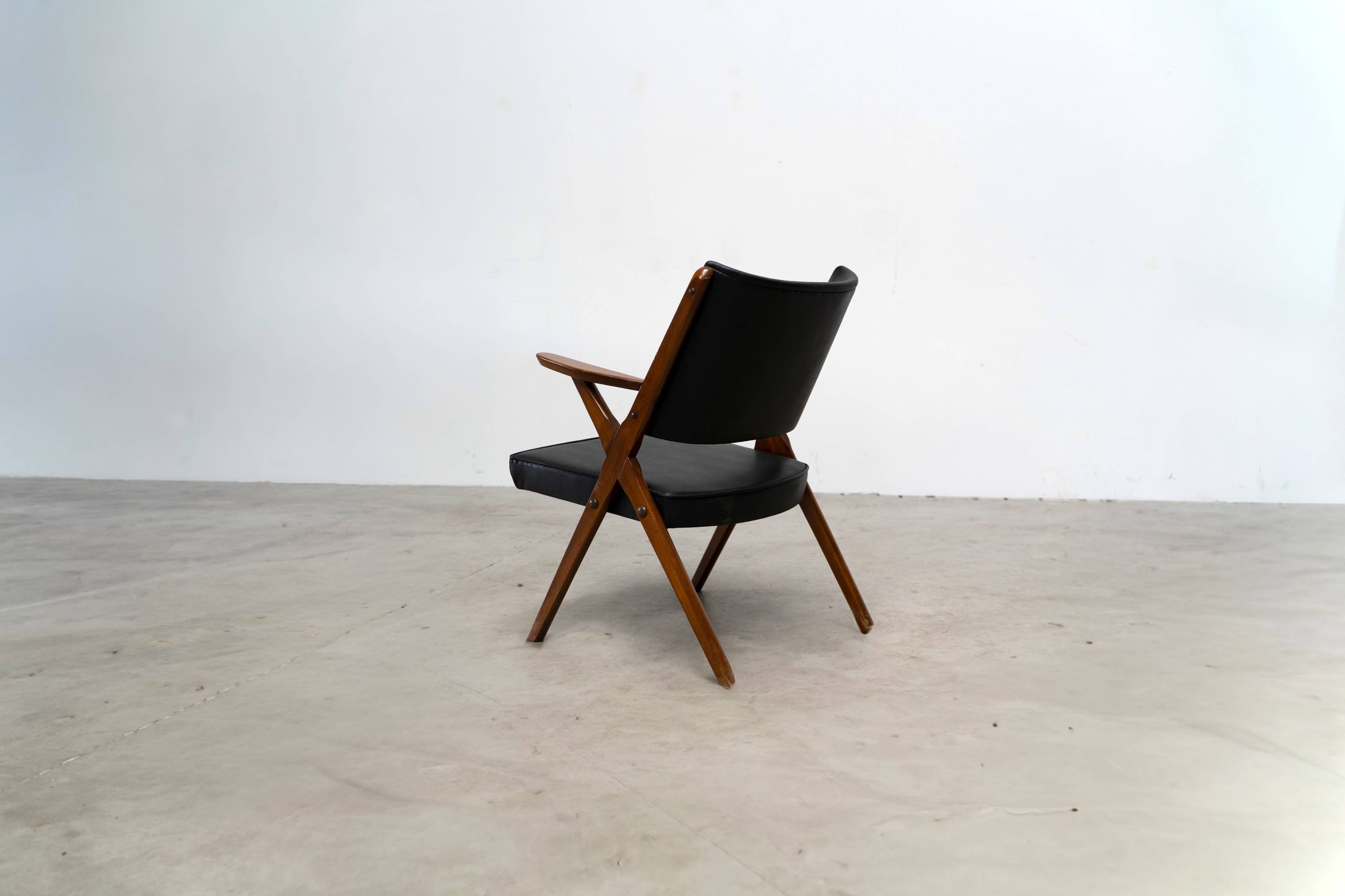 Leather lounge chair by Dal Vera