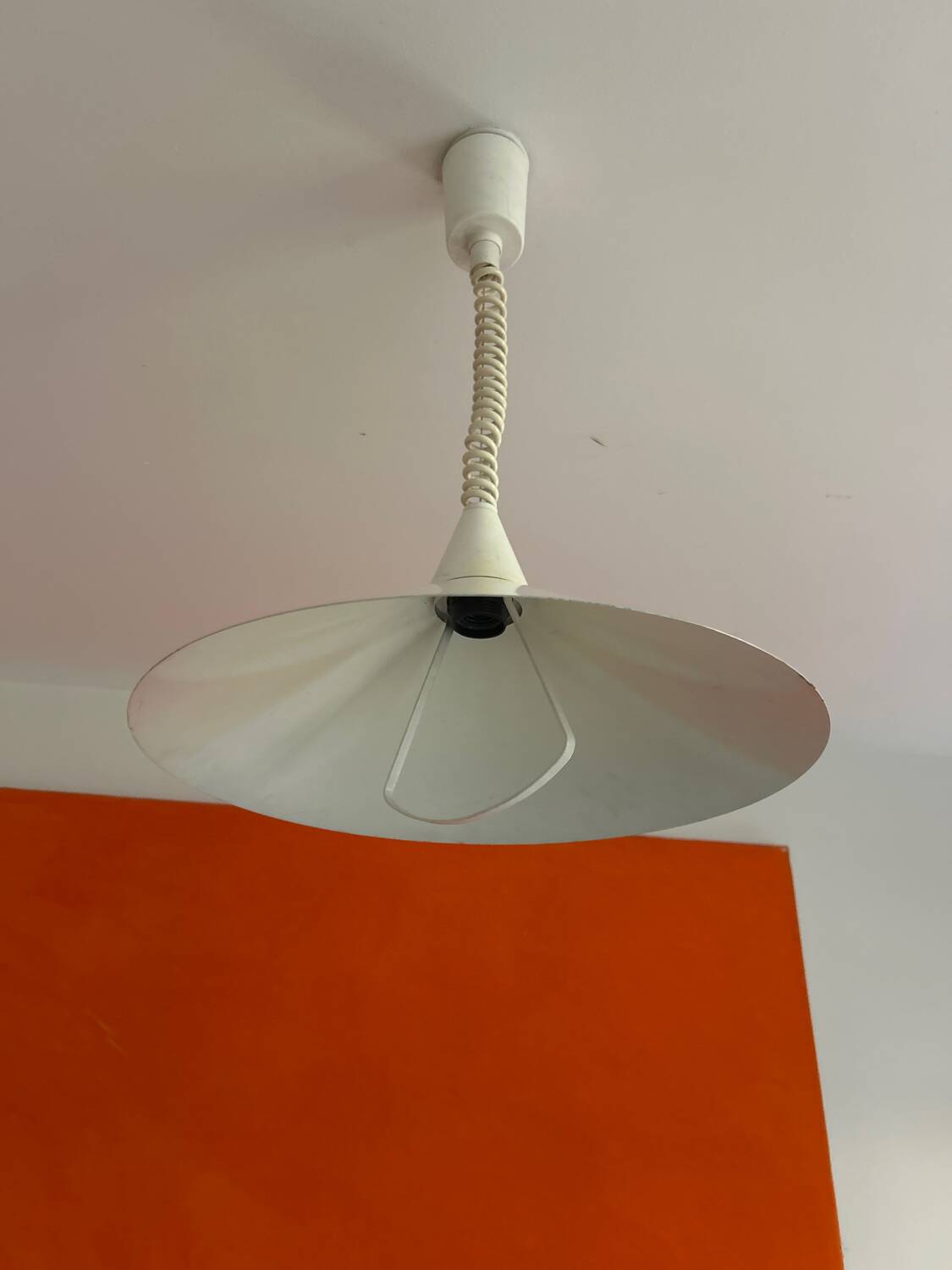 Set of 2 white metal pendant lights