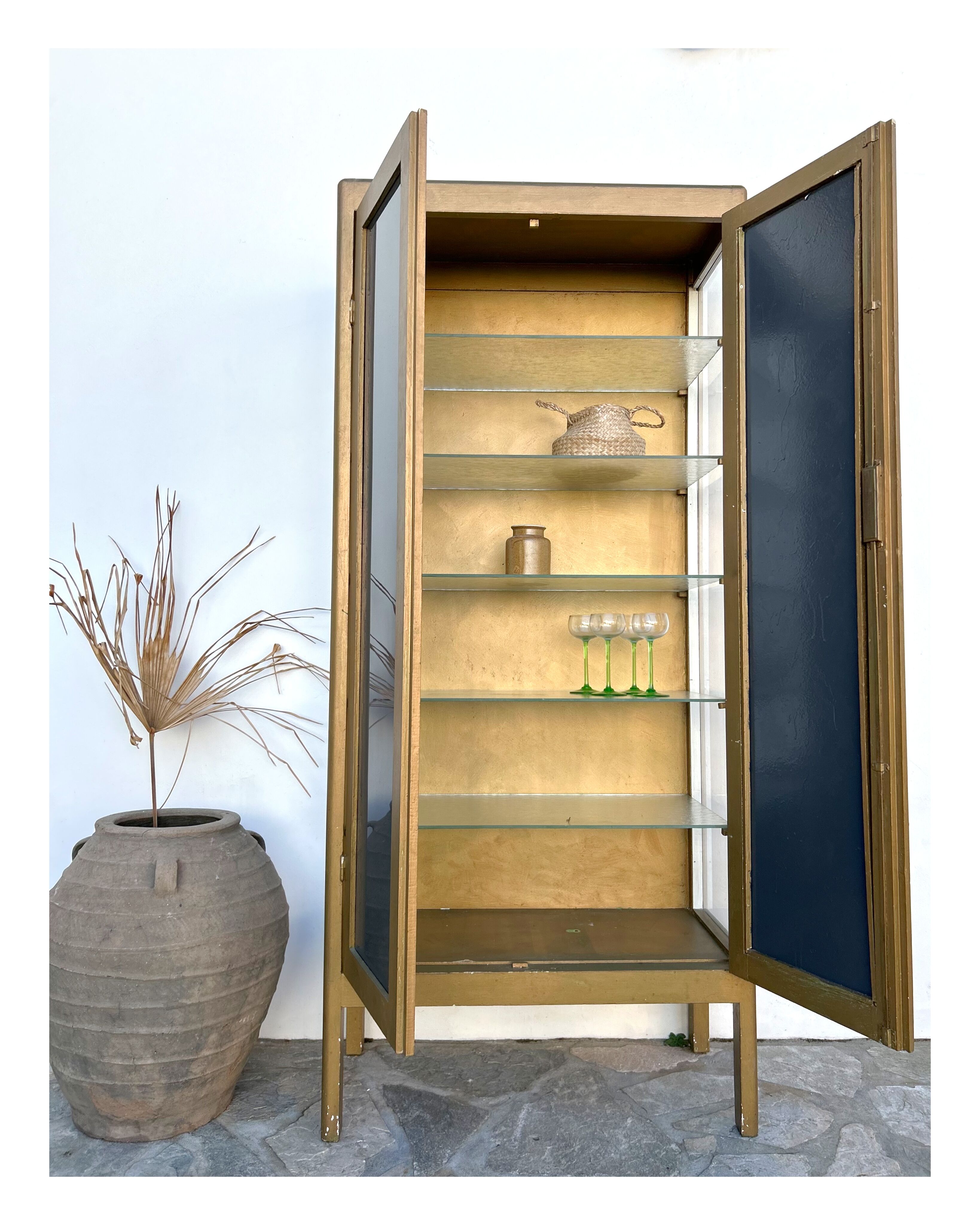 Pharmacy display cabinet